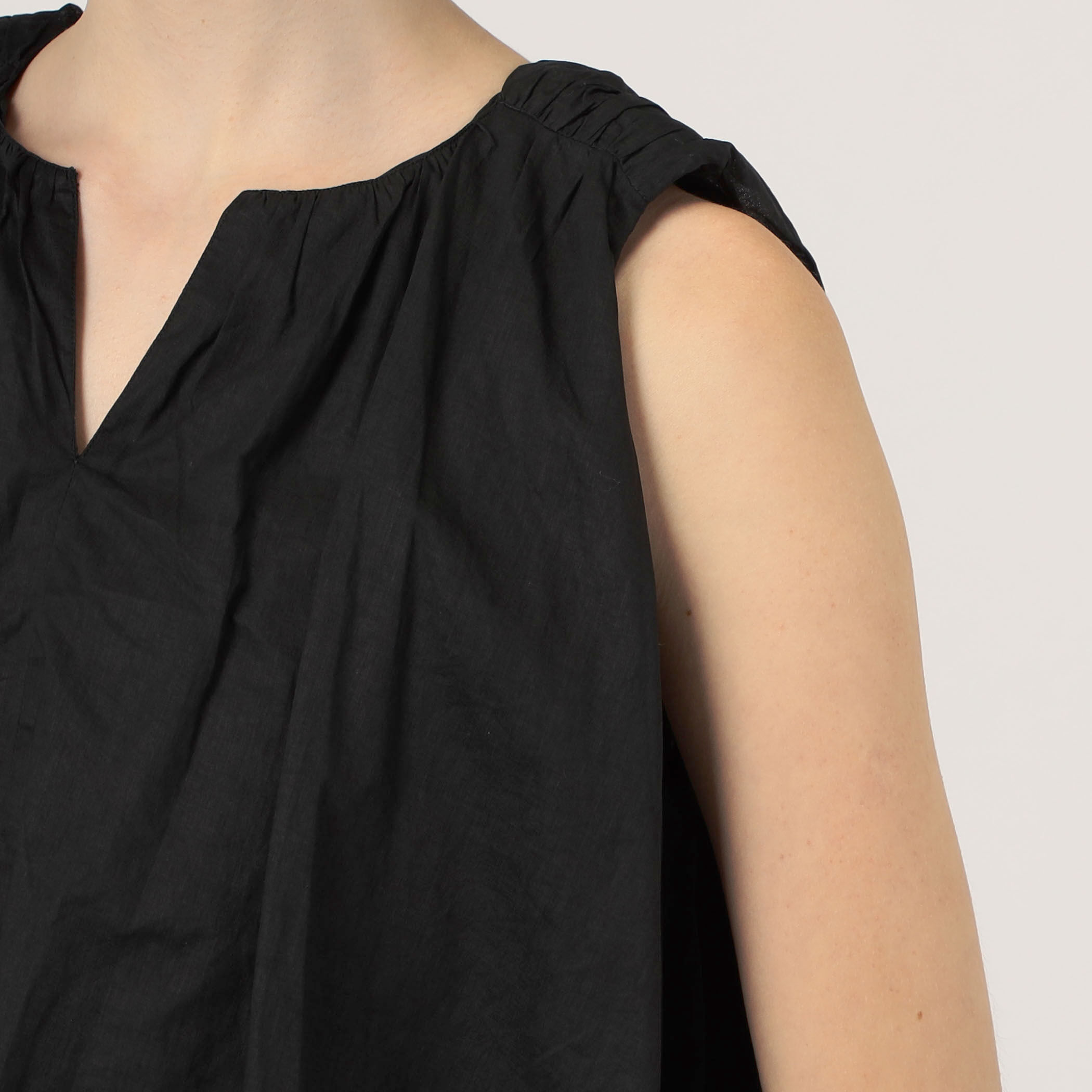 【TOMORROWLAND BUYING WEAR】ne Quittez pas COTTON ORGANZA ノースリーブブラウス トゥモローランド TOMORROWLAND 【別注】ne Quittez pas BLACK