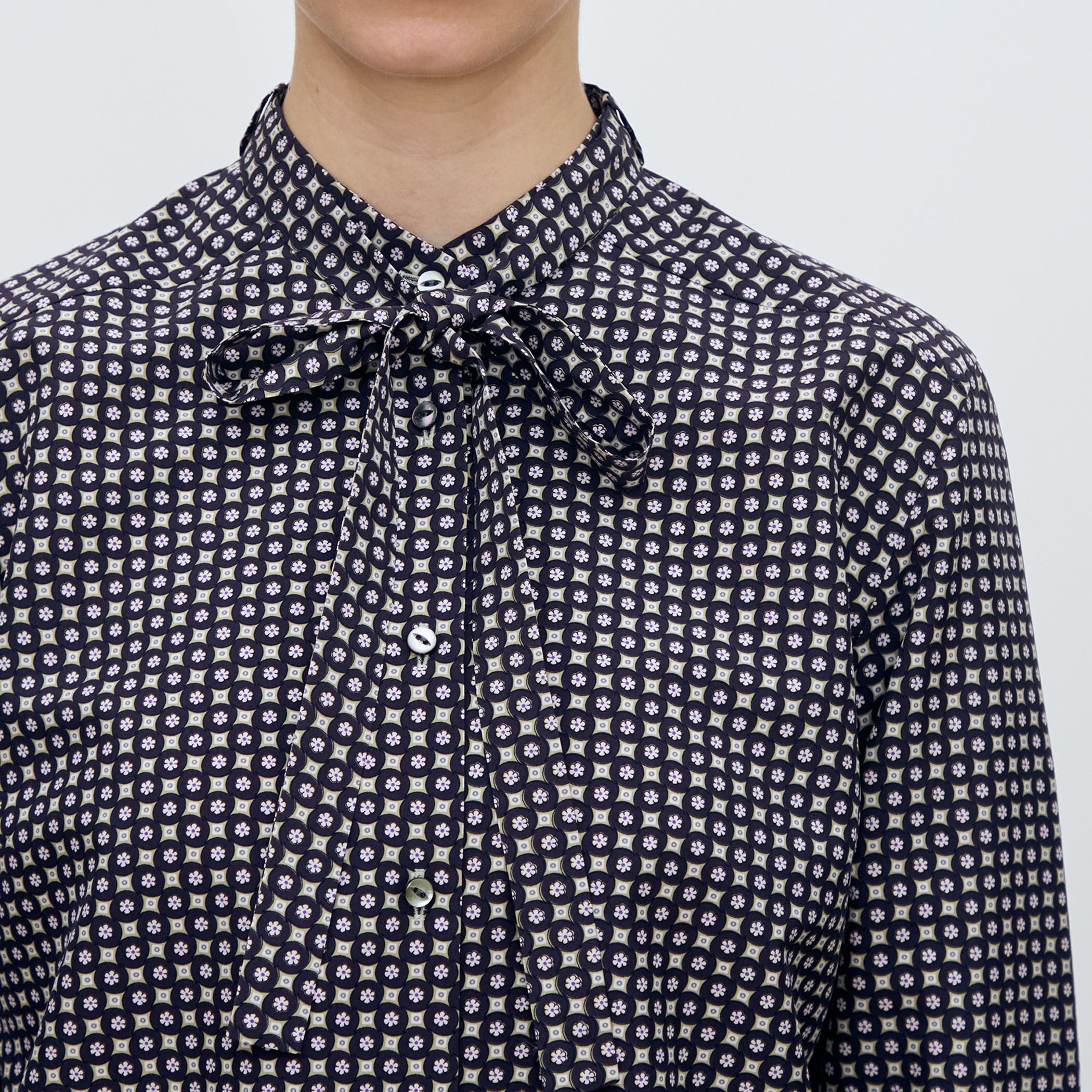 コモンフラワープリント ボウタイブラウス｜トゥモローランド 公式通販