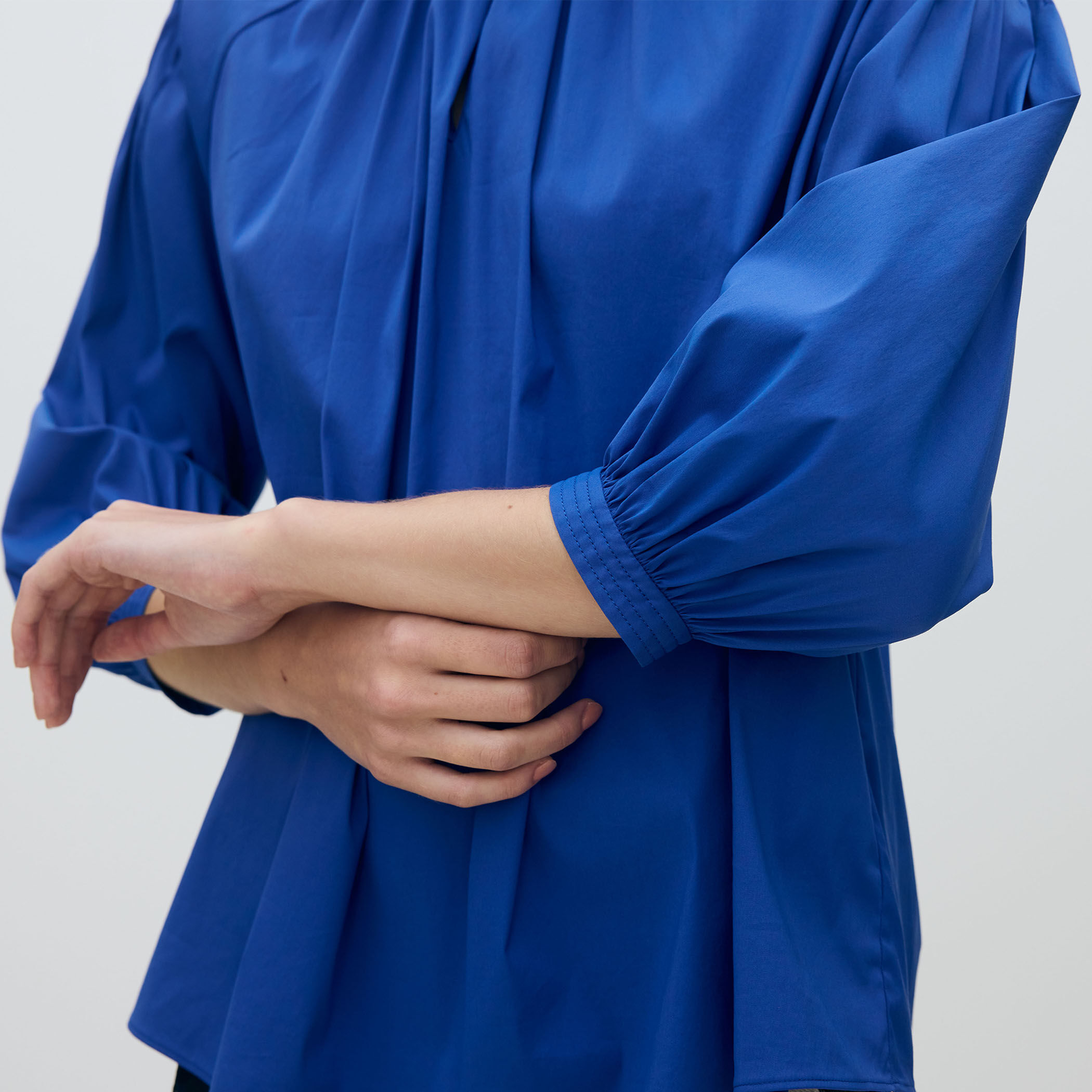 ストレッチブロード ピンタックスリーブブラウス｜トゥモローランド