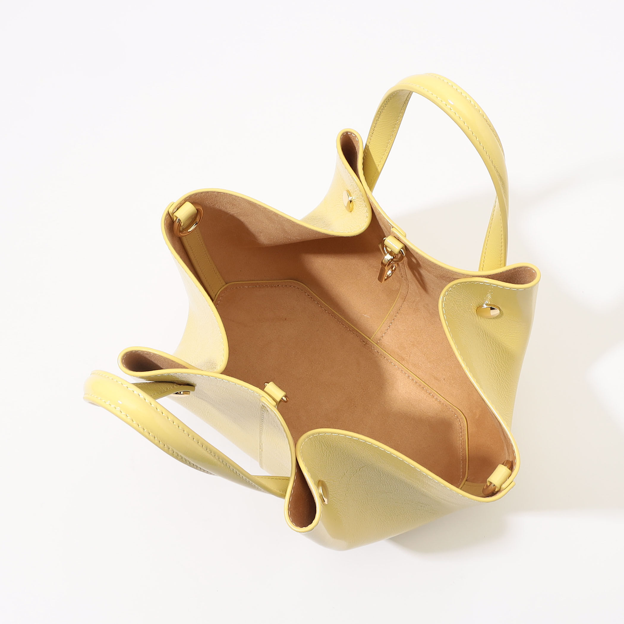 ★ハンドメイド★ ミニチュア チェーンバッグ エナメル レモンイエロー ATELIER TOMORROW SHELL MINI エナメルバッグ｜トゥモローランド 公式