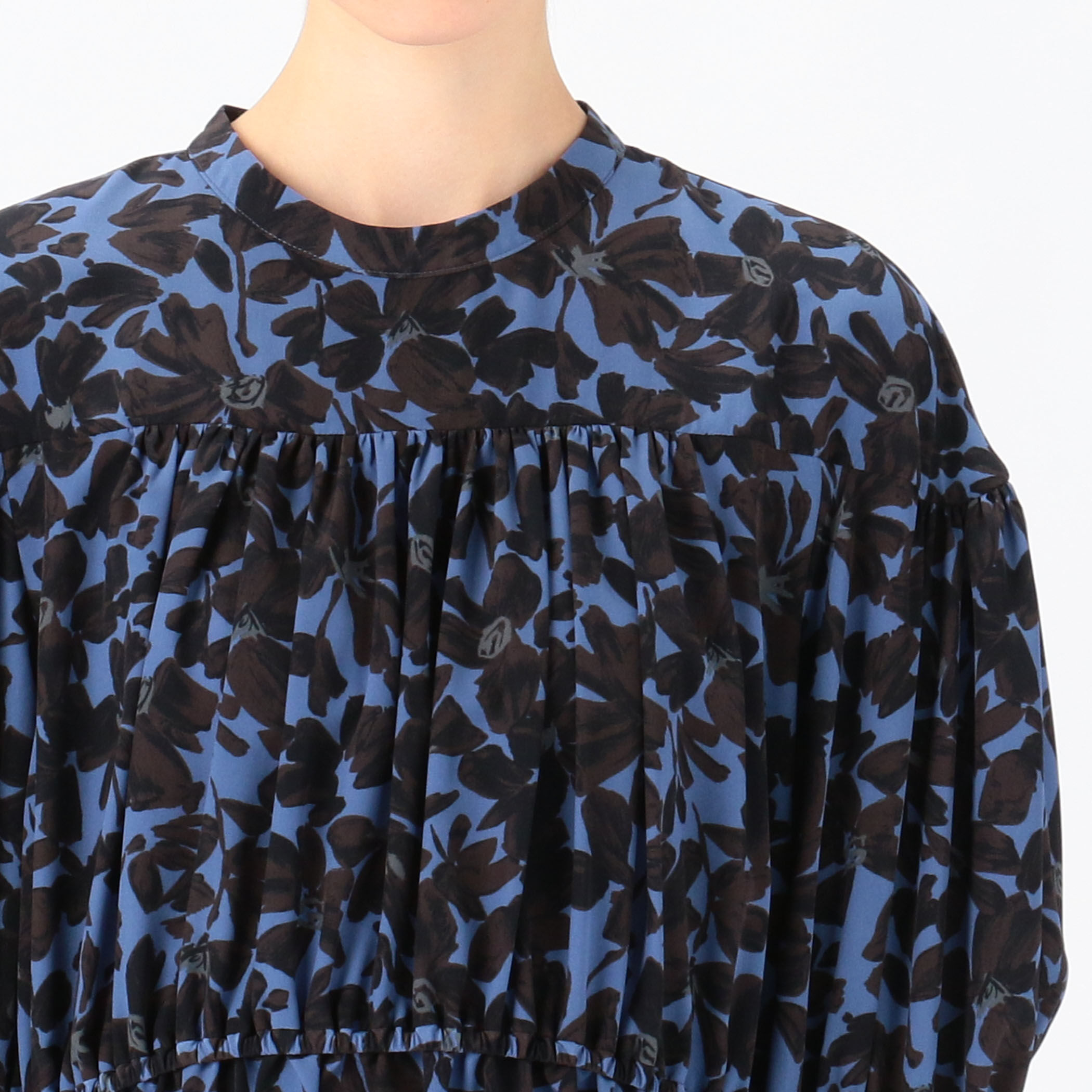 シルエットフラワープリント ギャザーワンピース｜トゥモローランド