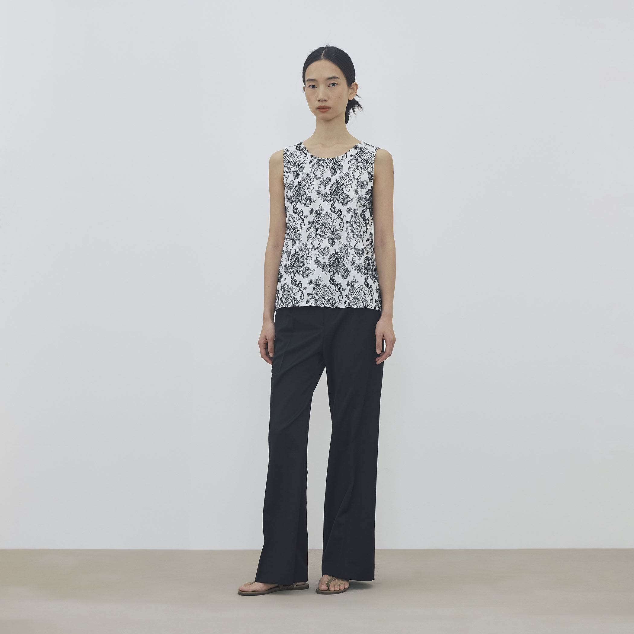 マリンレースエンブロイダリー ノースリーブトップス