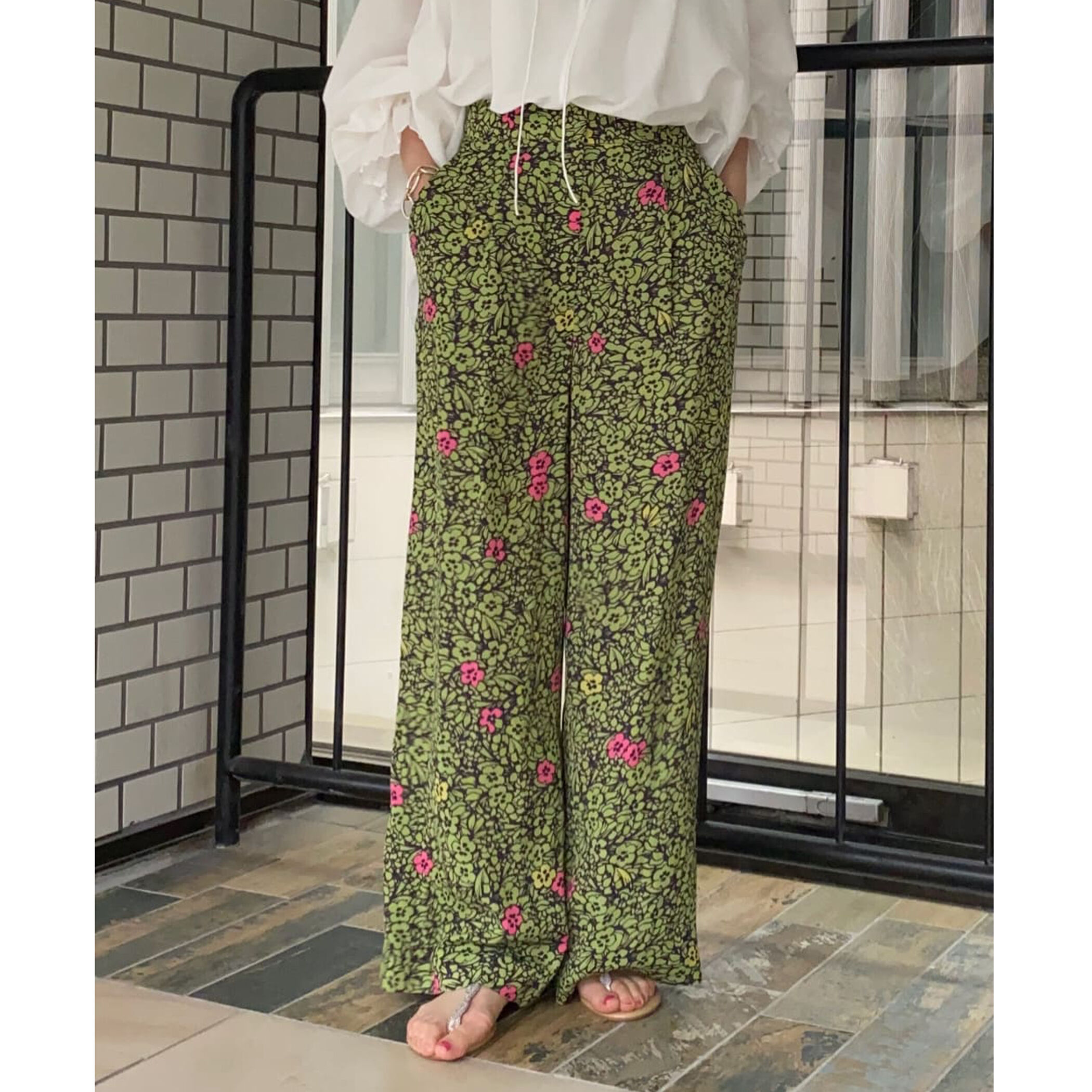 ポイントフラワープリント フロントタックセミワイドパンツ