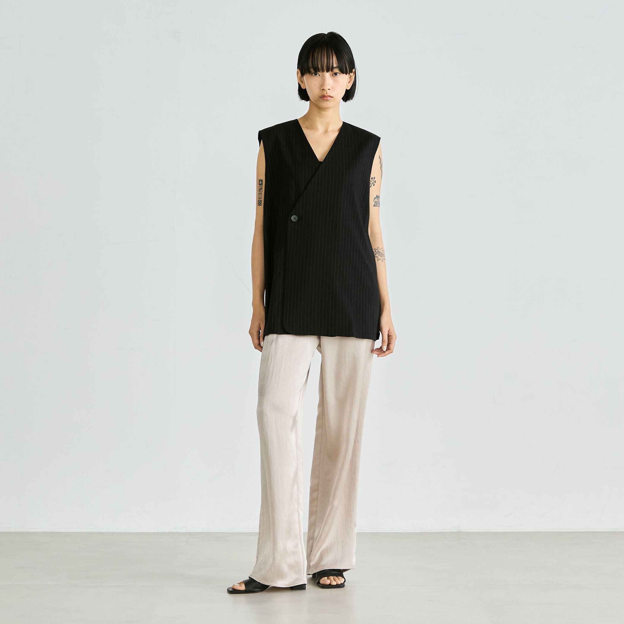 リネンストレッチ Vネックジレ｜トゥモローランド 公式通販