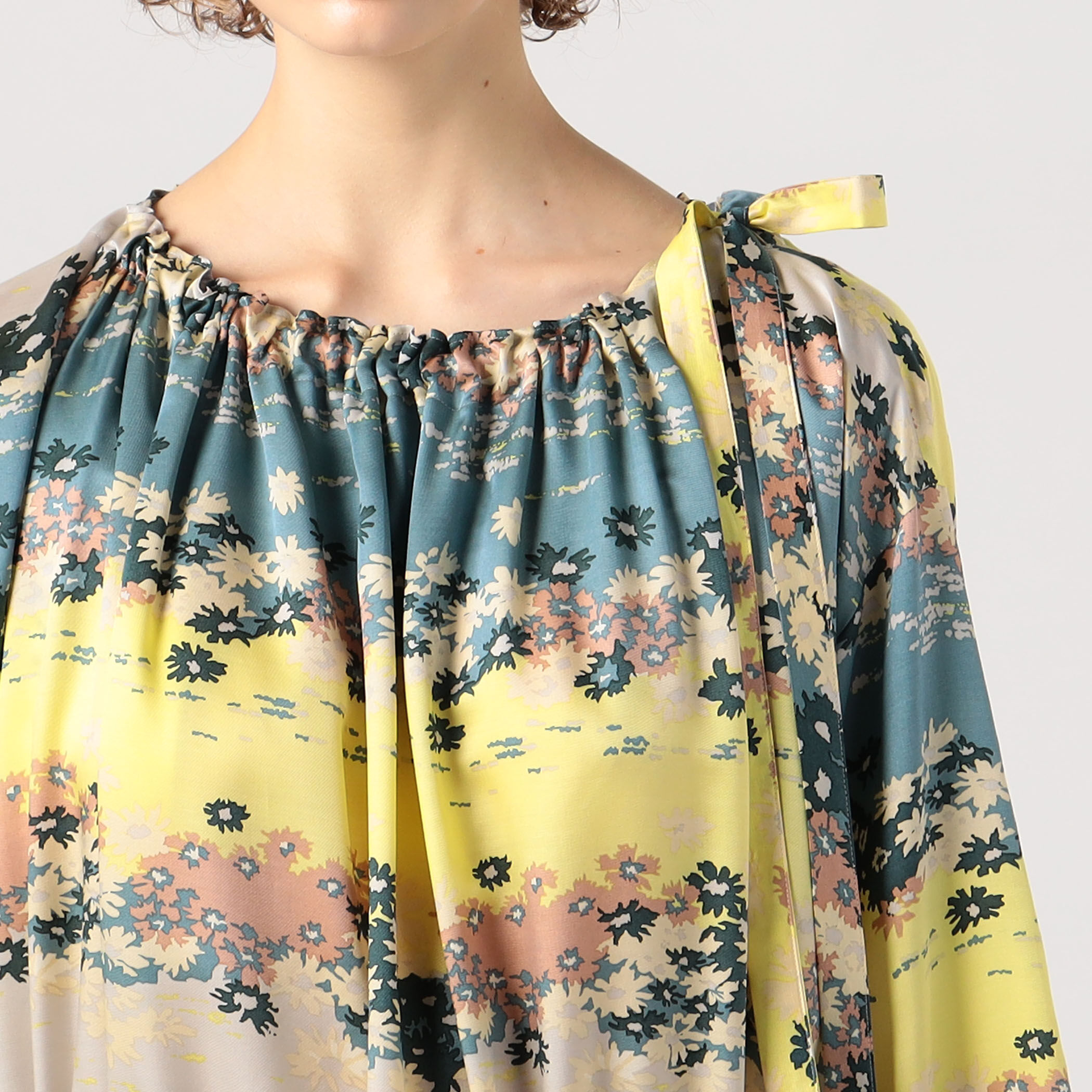 シルクキュプラフラワー ギャザードワンピース｜トゥモローランド 公式通販