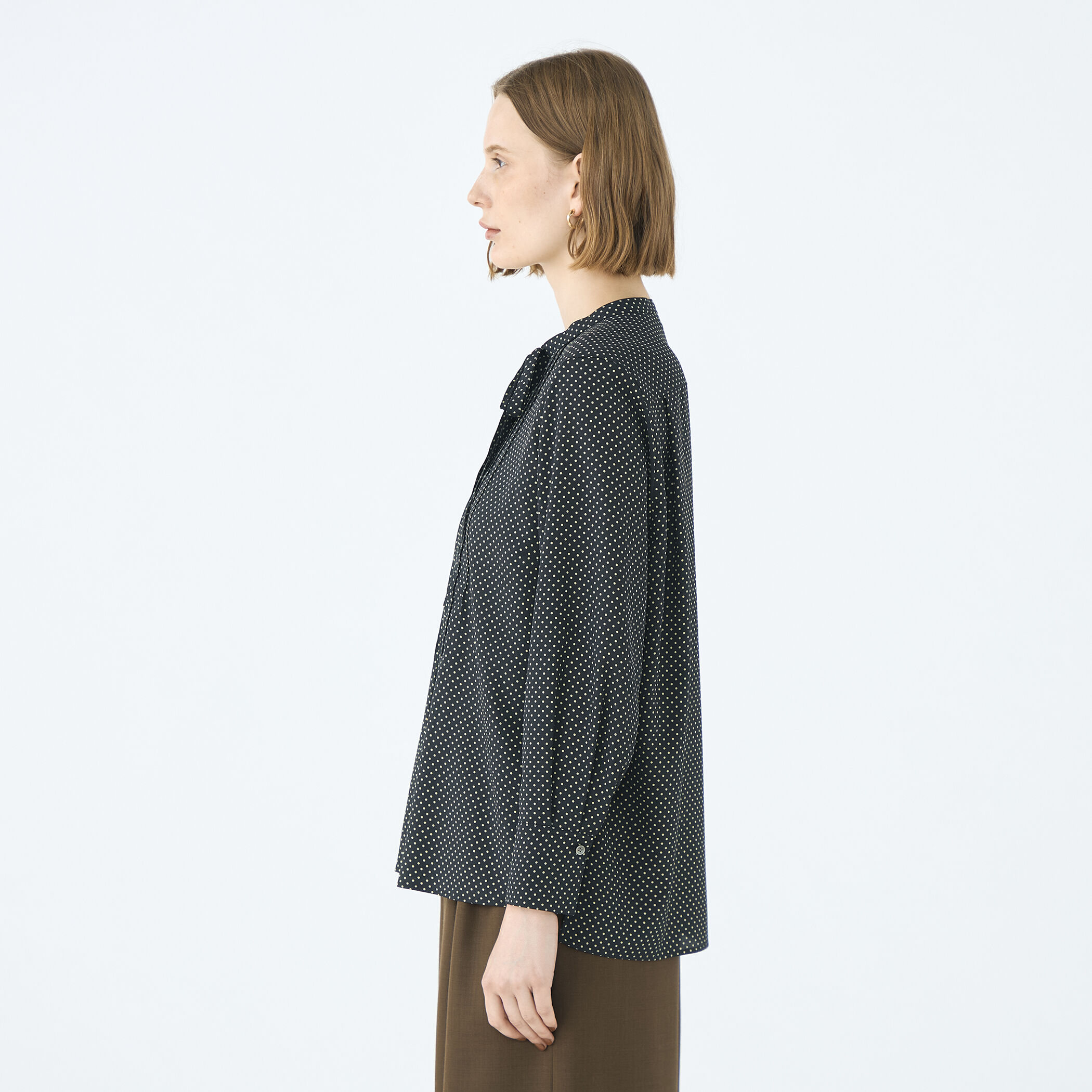 ミニドットプリント スリムボウタイブラウス｜トゥモローランド 公式通販