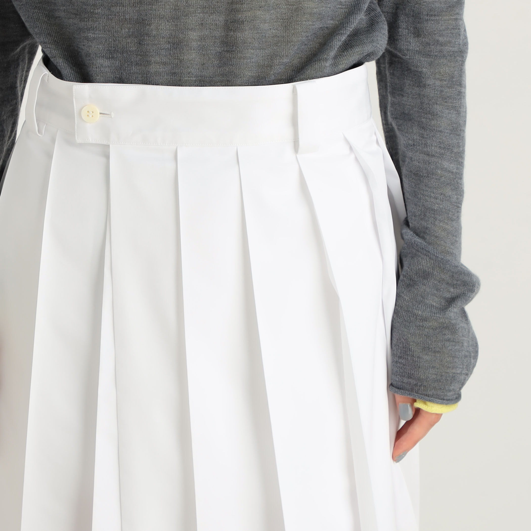 新品同様　MARK&LONA ホワイトプリーツスカート36 バックサテン 変形プリーツスカート(51255121-2025)｜ファッション通販