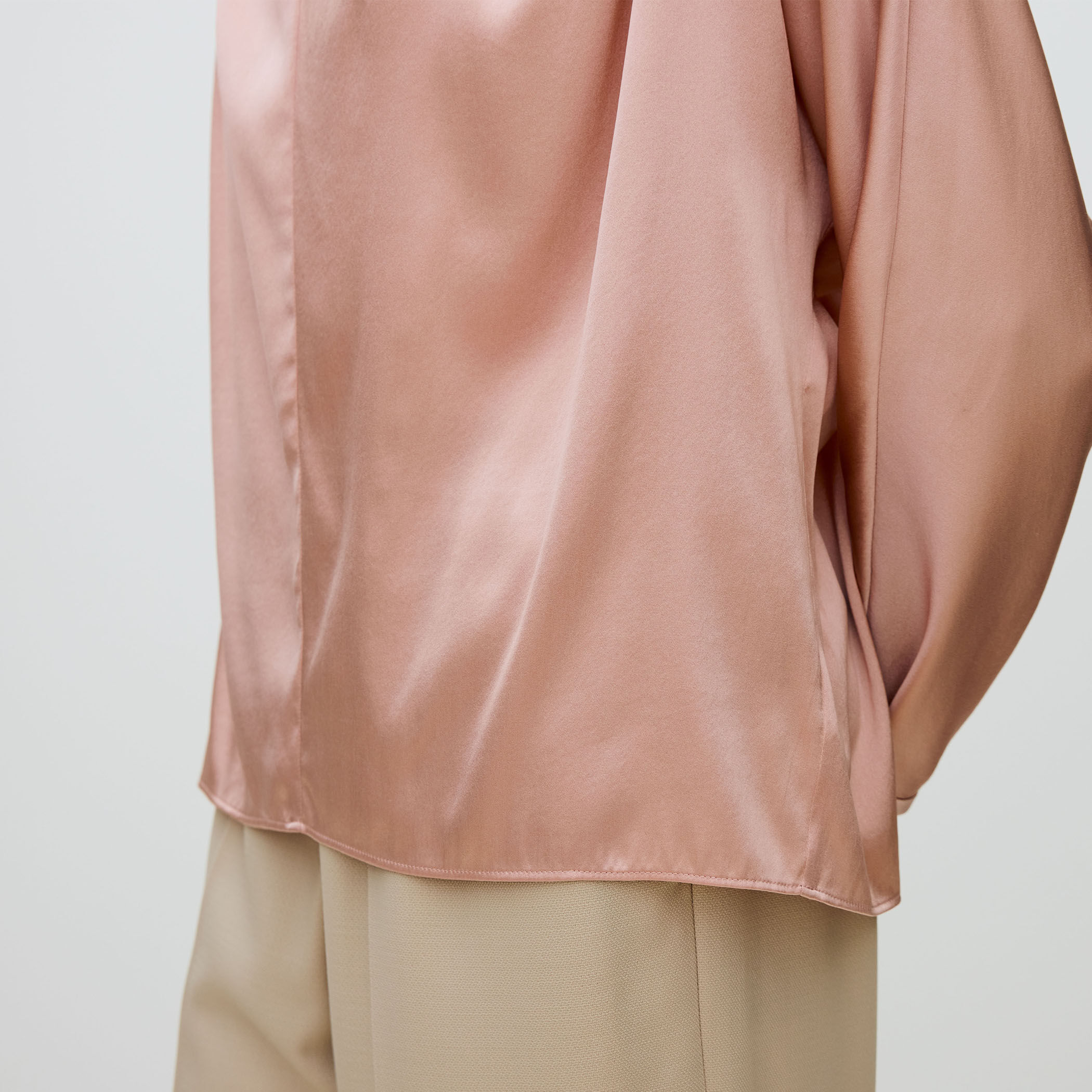 ウォッシャブルサテン ドレープブラウス｜トゥモローランド 公式通販