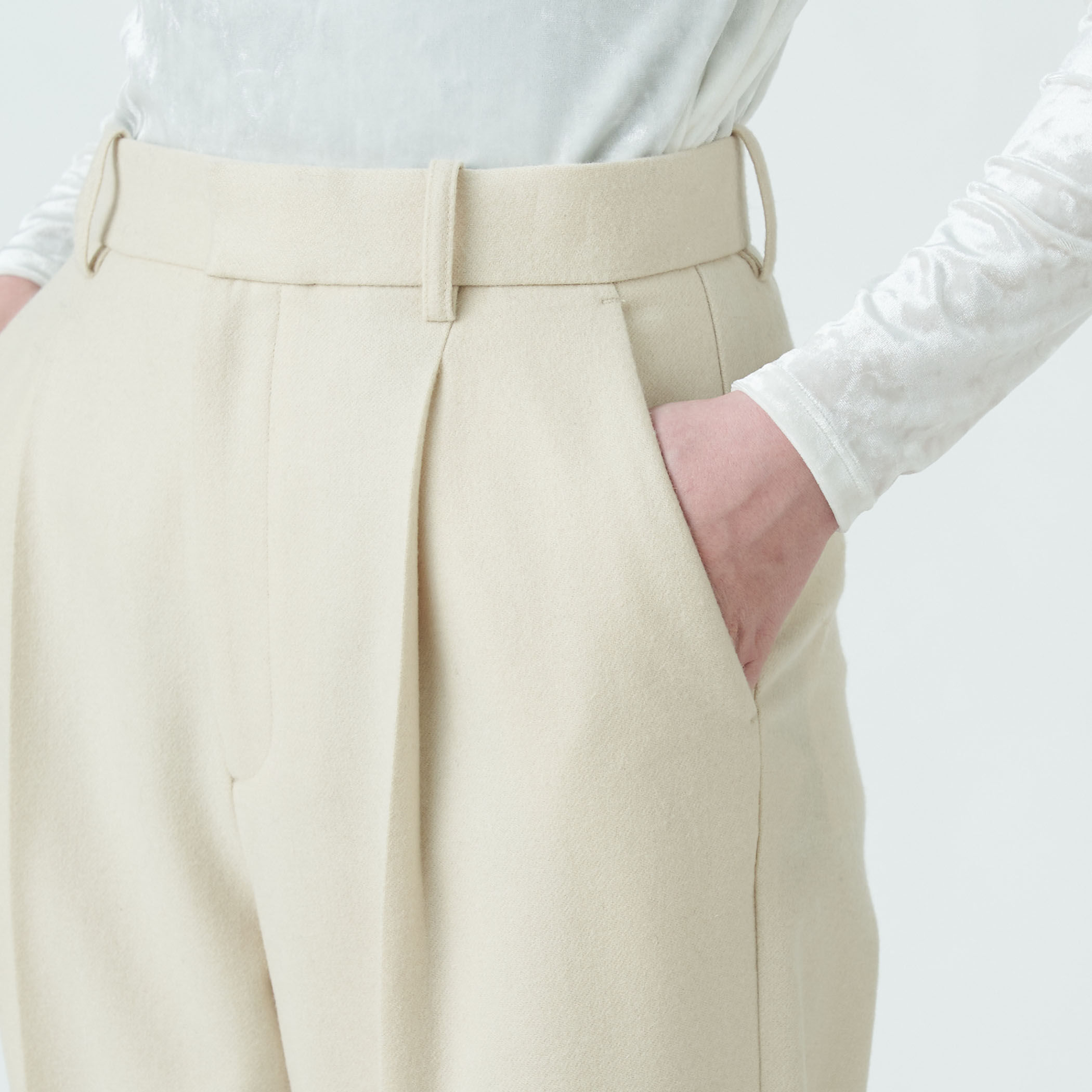 フランネル タックワイドテーパードパンツ｜トゥモローランド