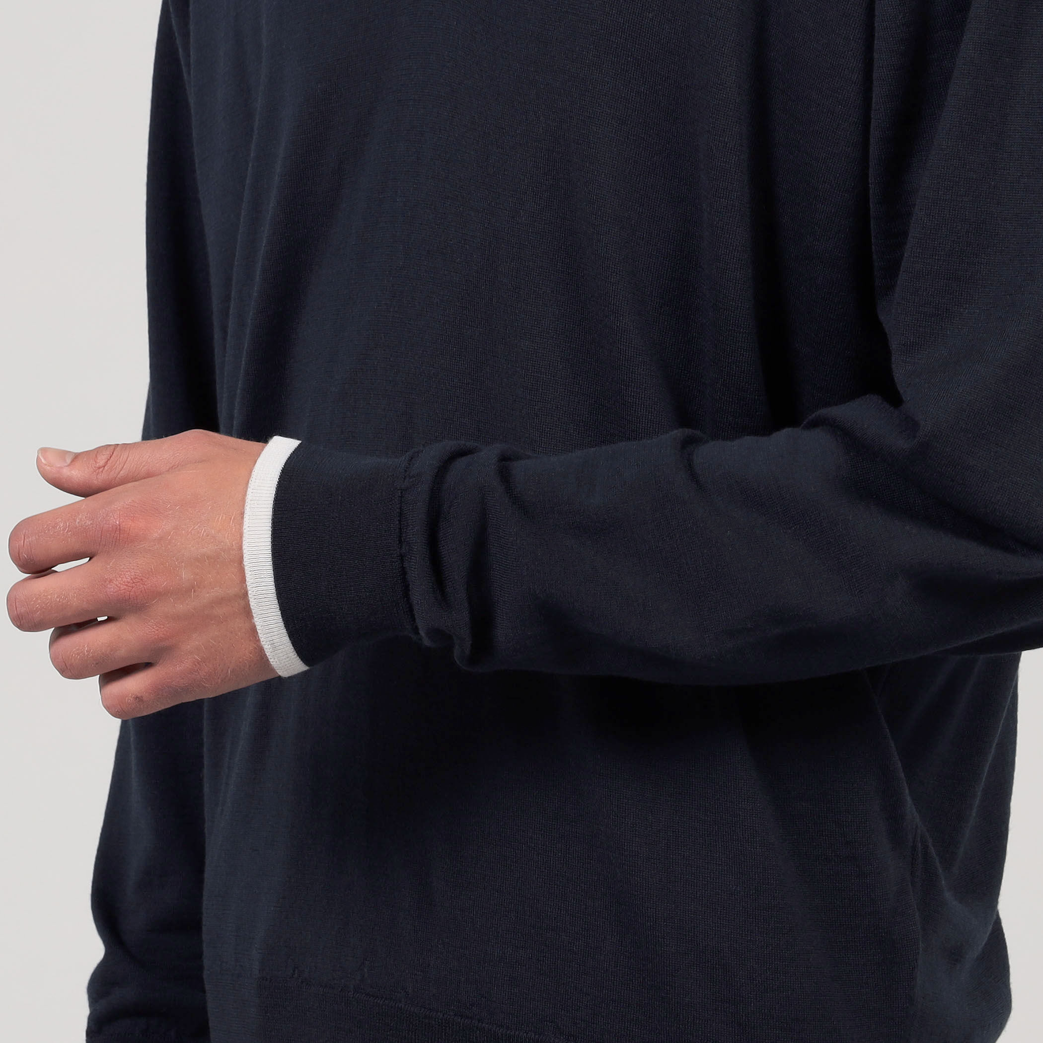 別注】JOHN SMEDLEY ウール スキッパーネック ニット｜トゥモローランド 公式通販