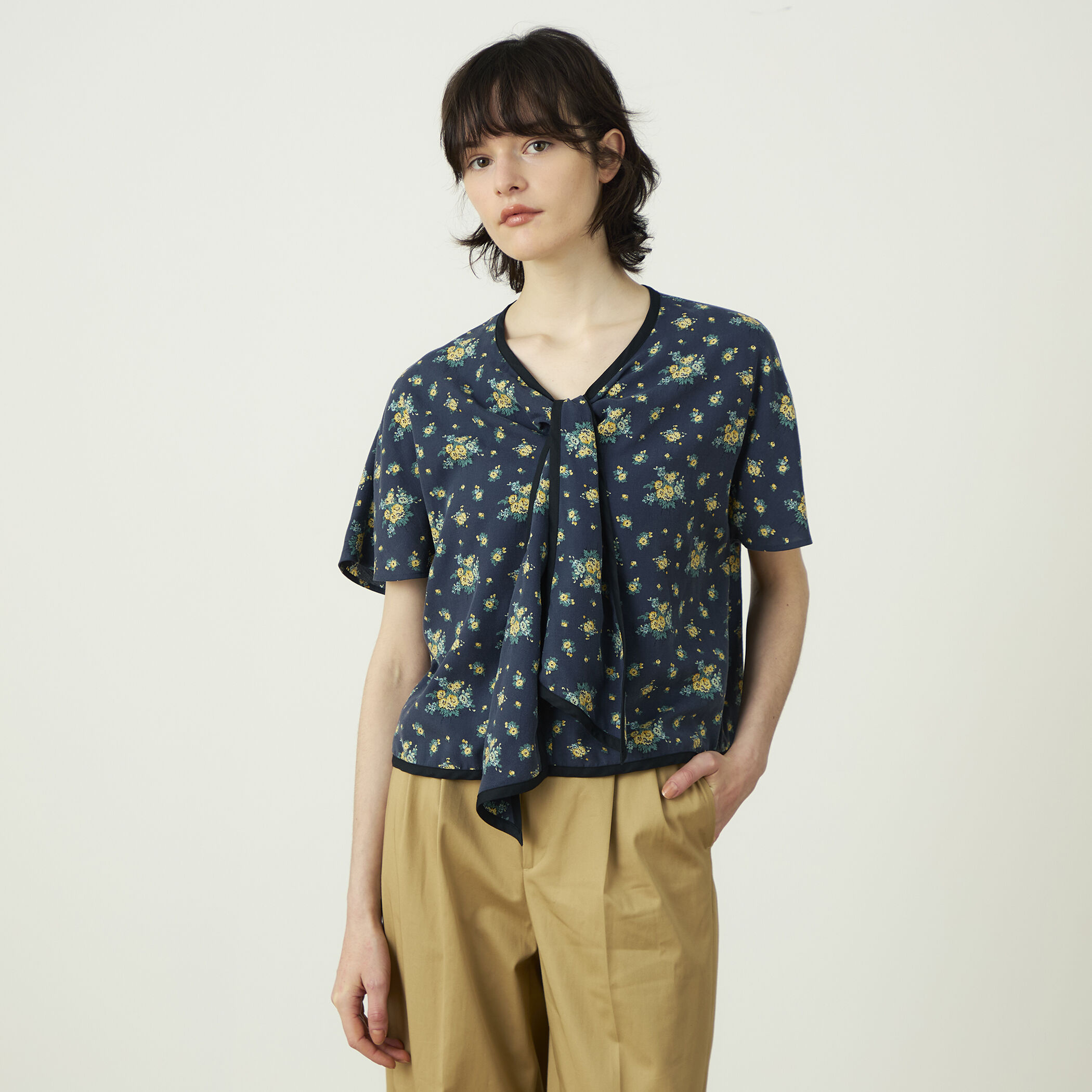 レーヨンプリント フロントノットブラウス｜トゥモローランド 公式通販