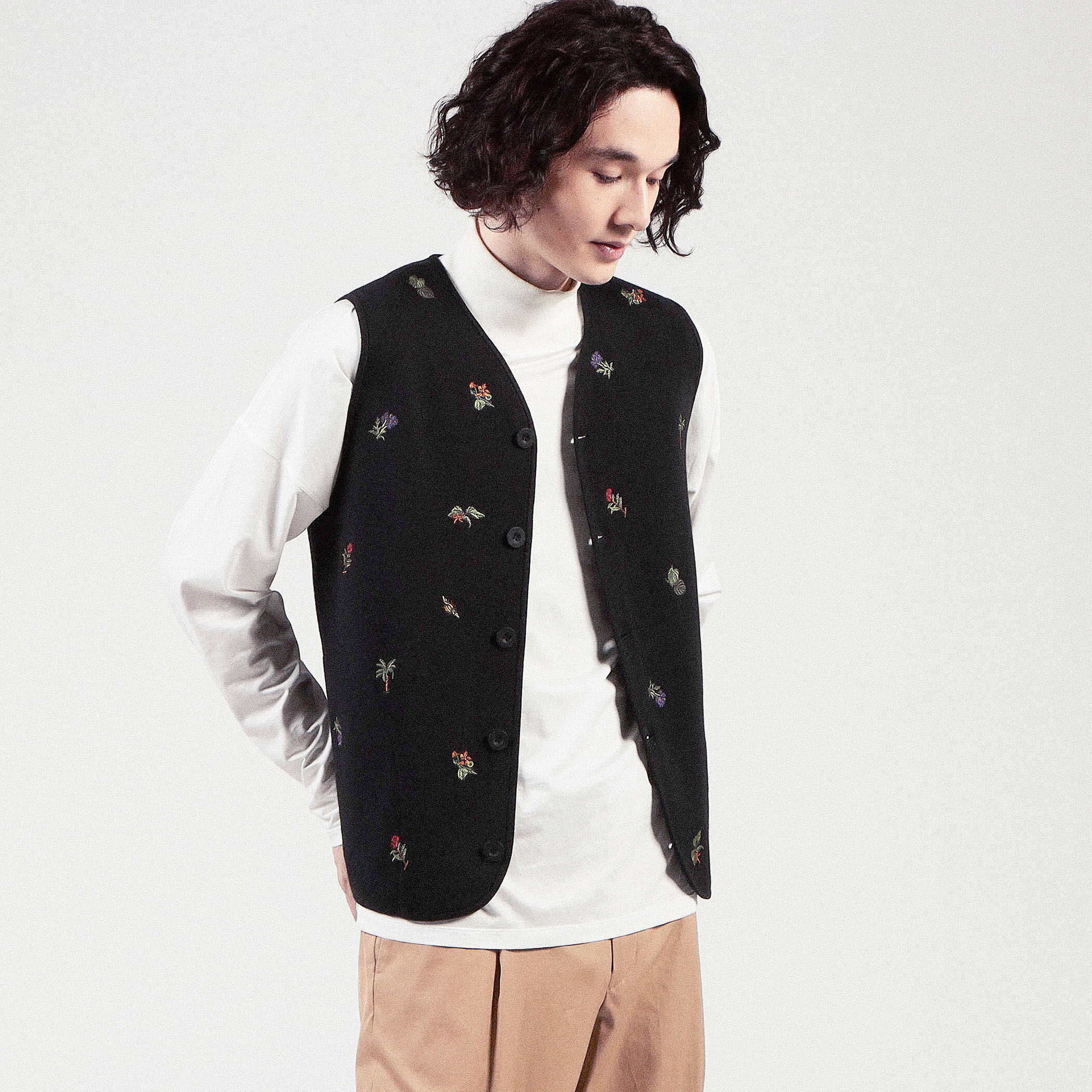 CABaN刺繍ベスト CABaN コットンカシミヤ フラワーエンブロイダリー クルーネックベスト