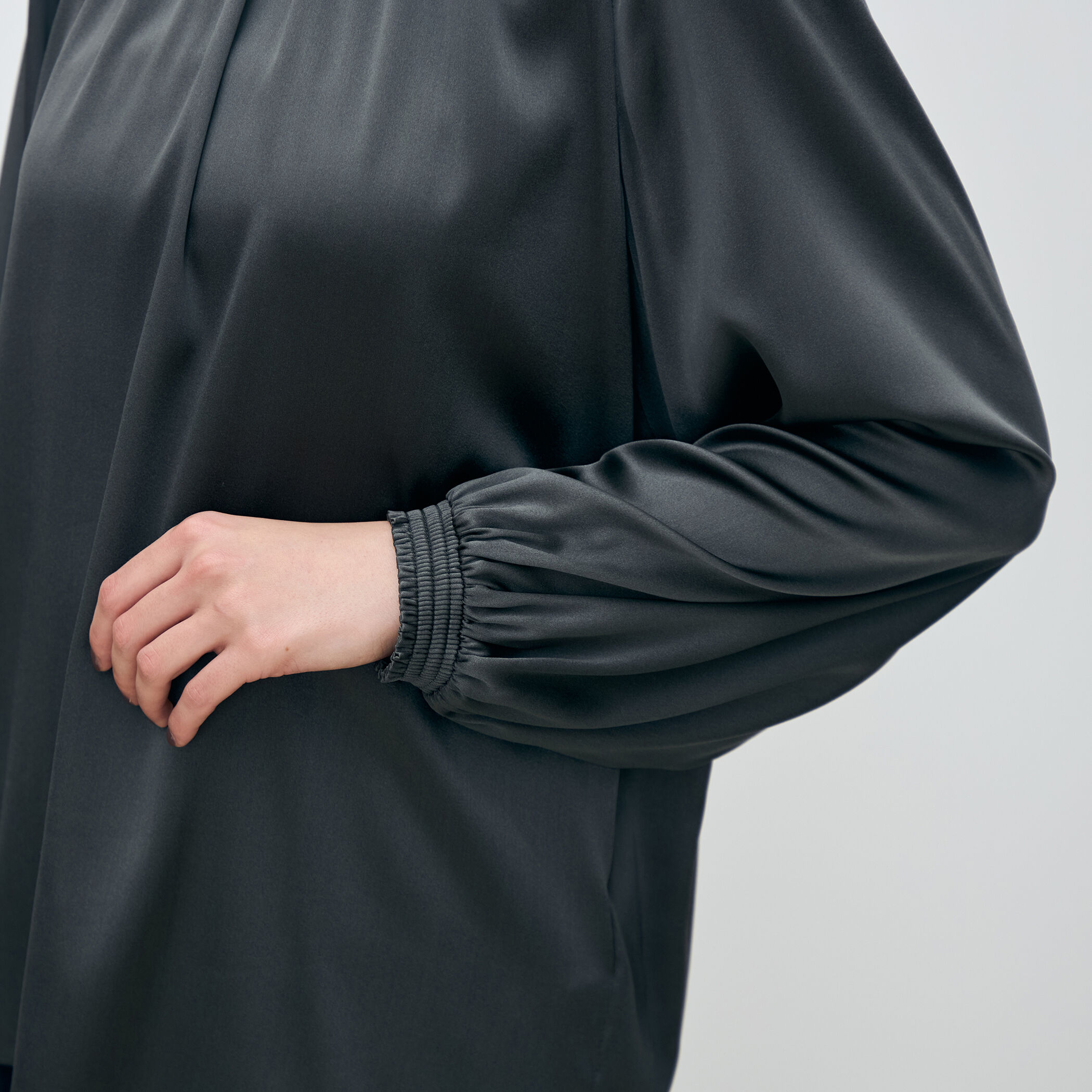 ウォッシャブルシルク シャーリングカラーブラウス｜トゥモローランド