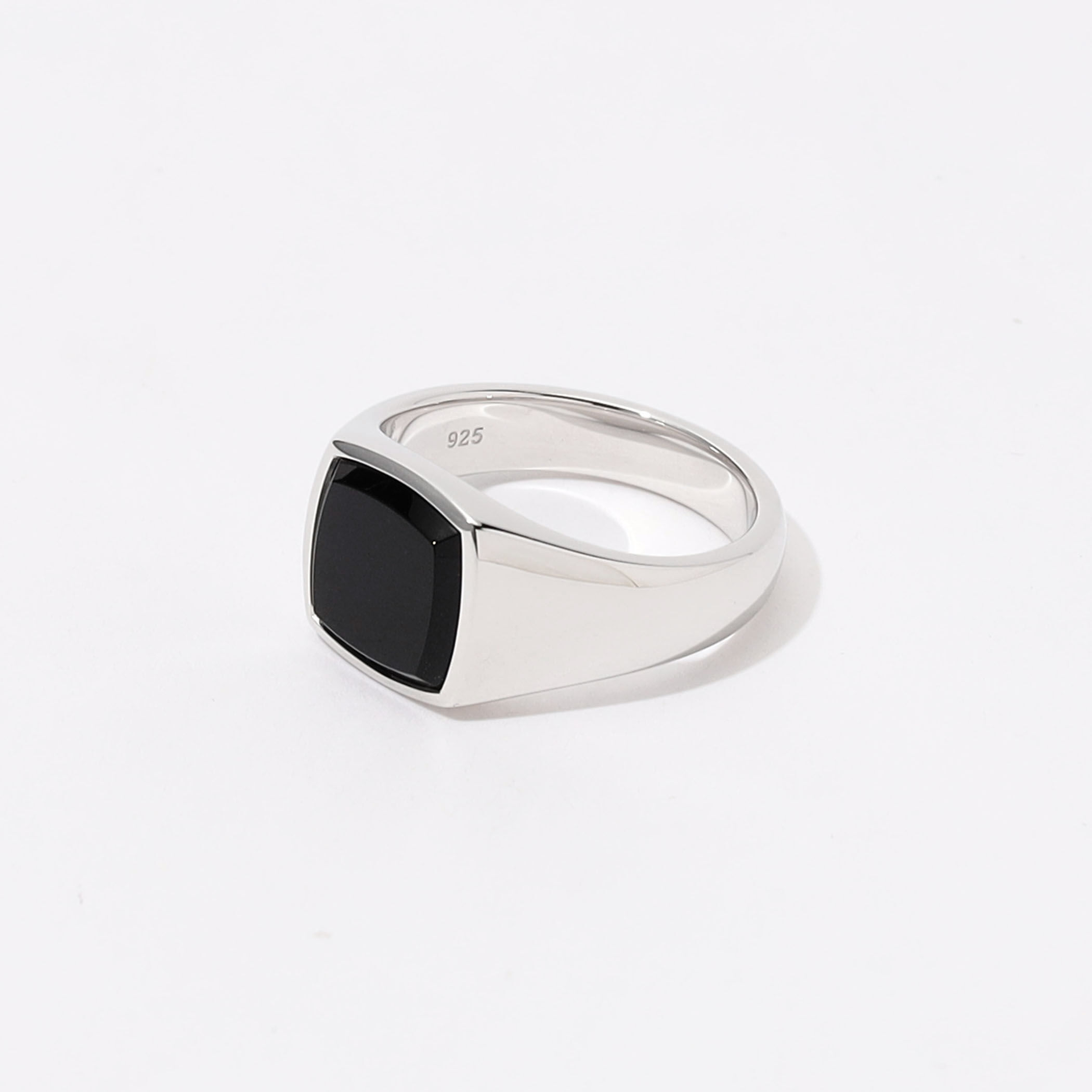 TOM WOOD Kay Ring Polished Onyx シグネットリング｜トゥモローランド