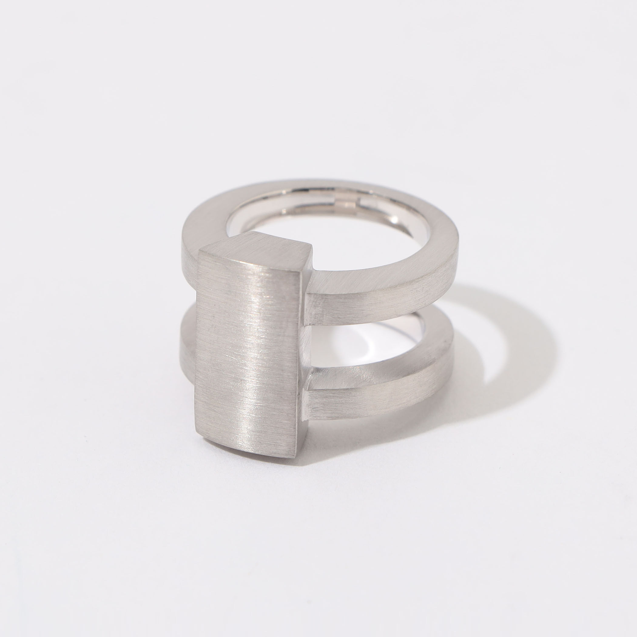 □TOM WOOD Vault Shield Ring リング｜トゥモローランド 公式通販