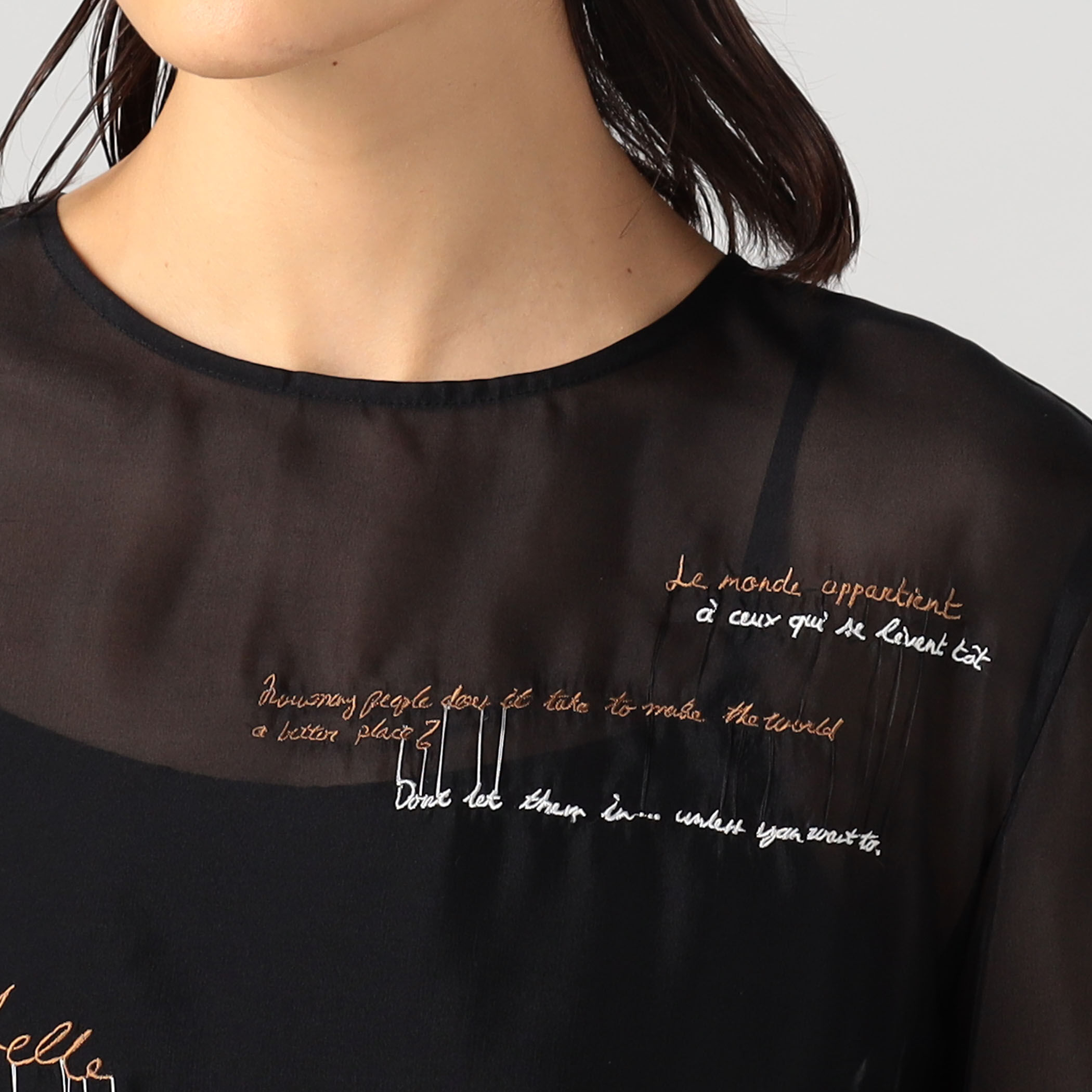 メッセージエンブロイダリー プルオーバーブラウス｜トゥモローランド