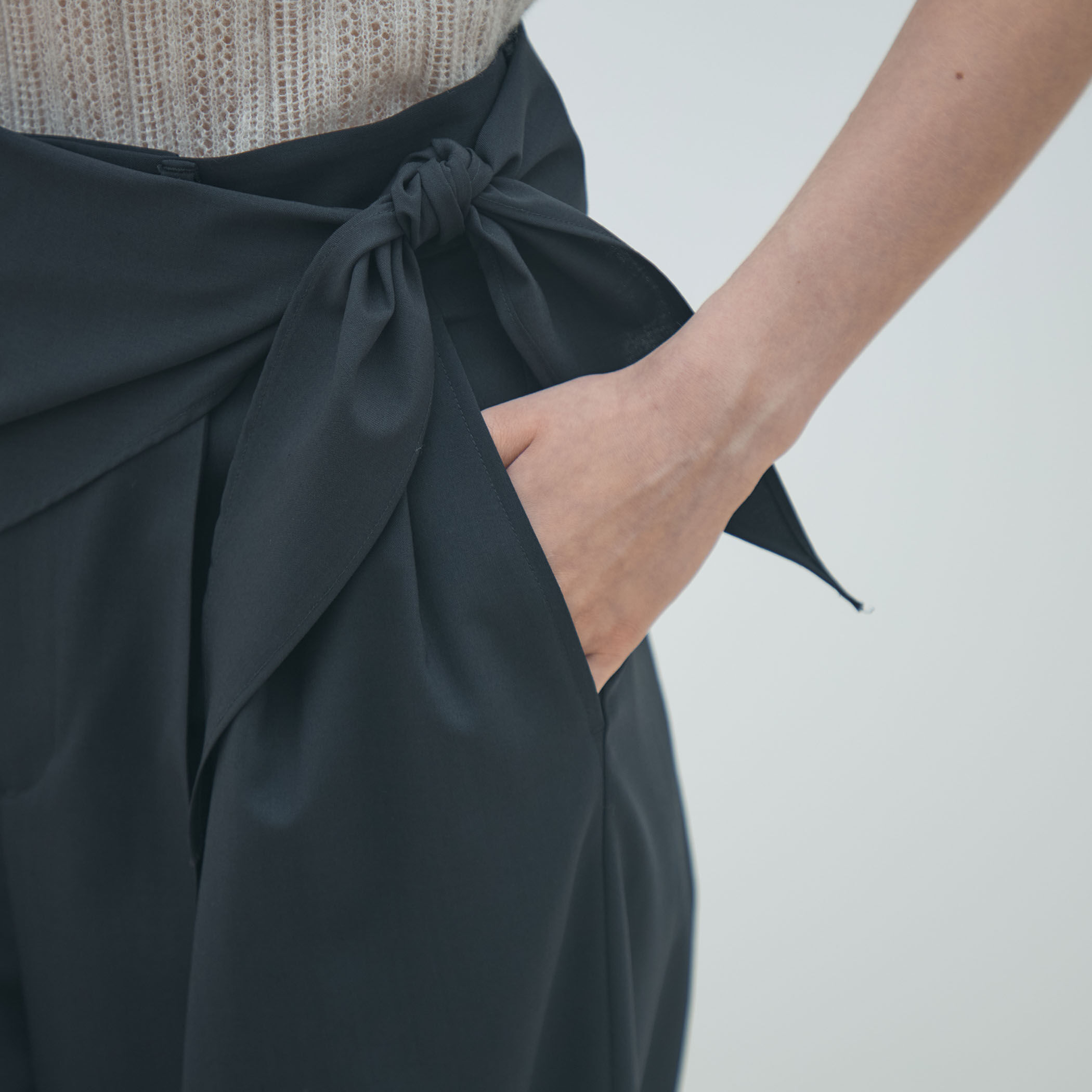 ポリエステルウールストレッチ タックワイドパンツ｜トゥモローランド