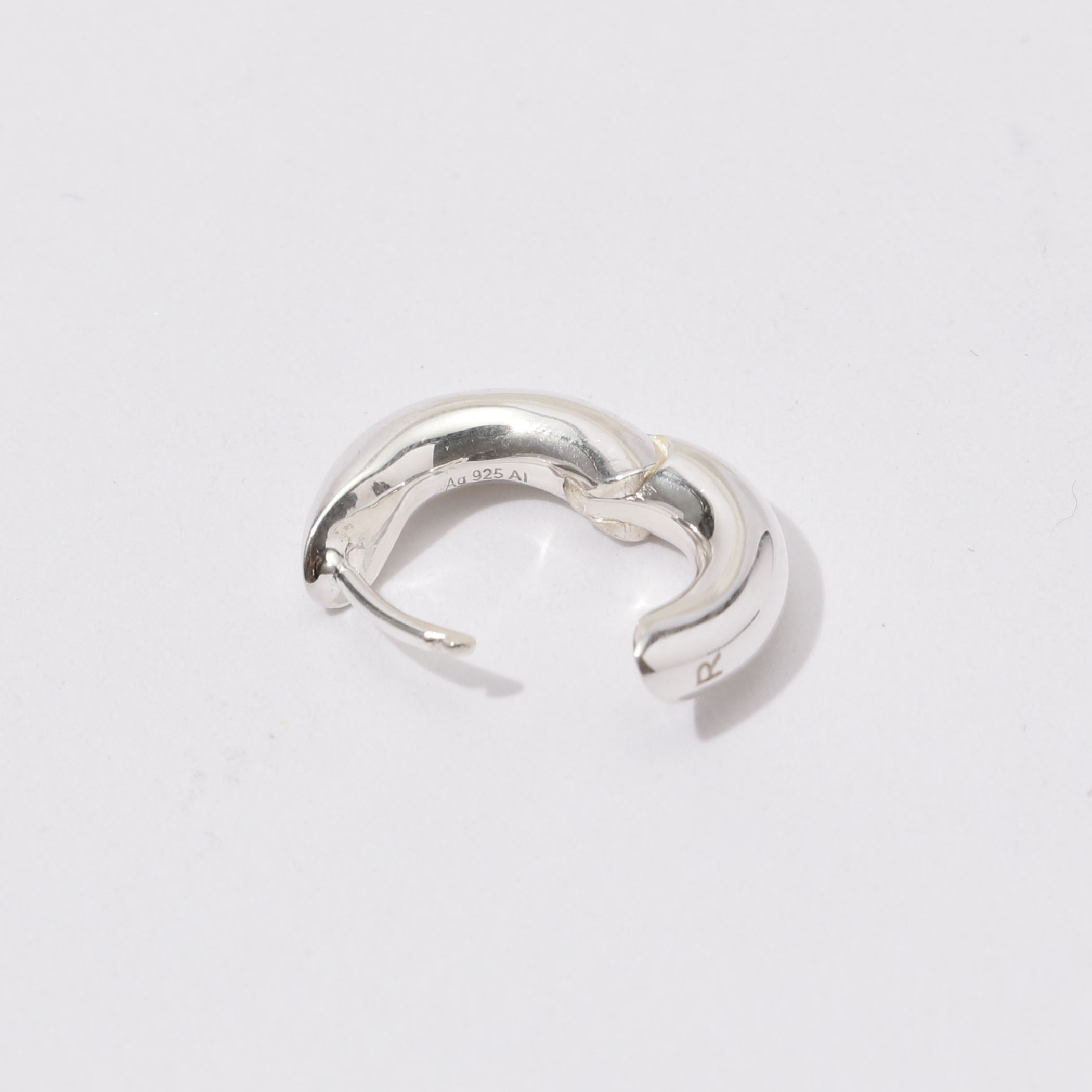Annika Inez Wide Oblique Hoops S ピアス｜トゥモローランド