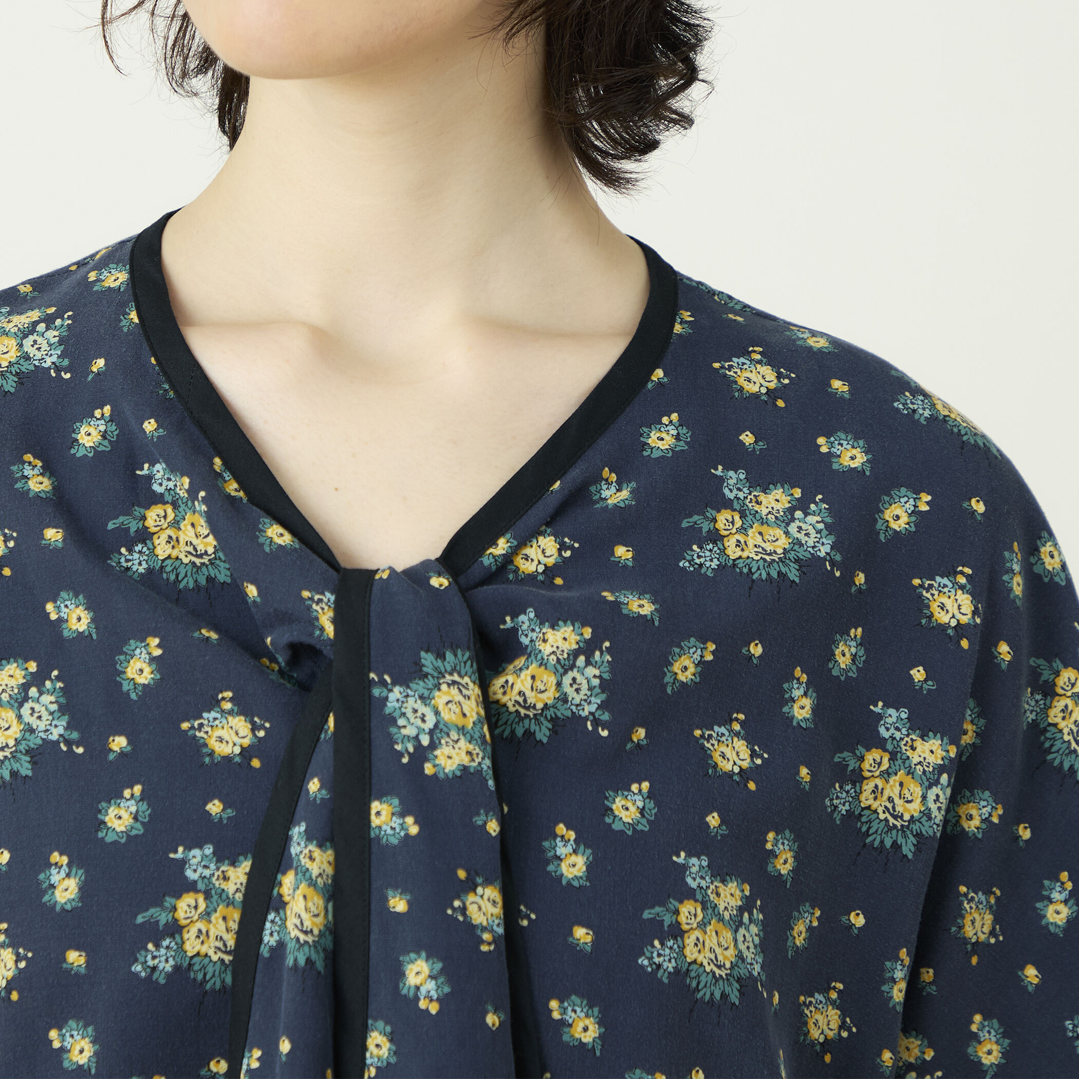 レーヨンプリント フロントノットブラウス｜トゥモローランド 公式通販