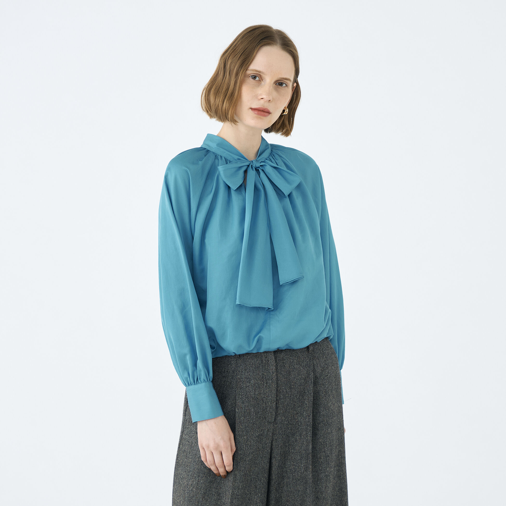 コットンシルクサテン 2-wayボウタイブラウス｜トゥモローランド