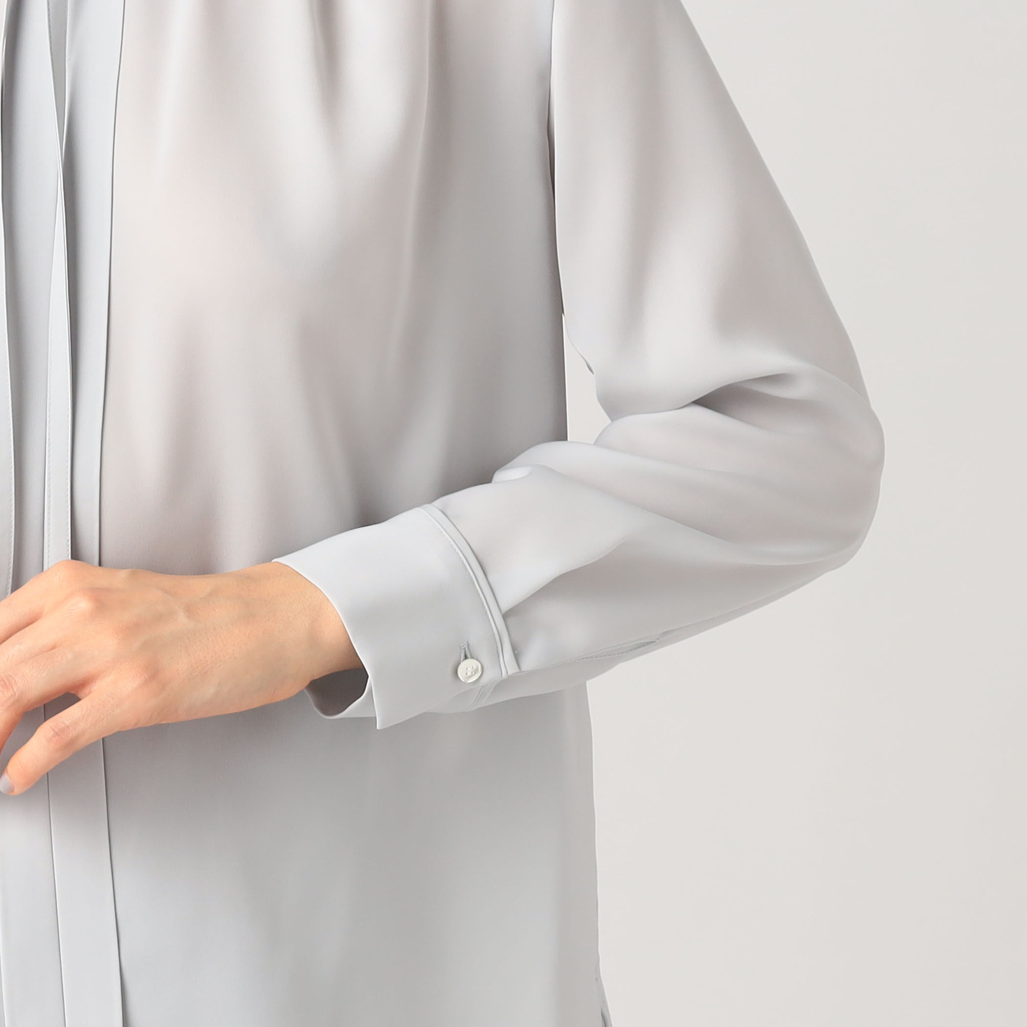 スムースサテン ストリングネックブラウス｜トゥモローランド 公式通販