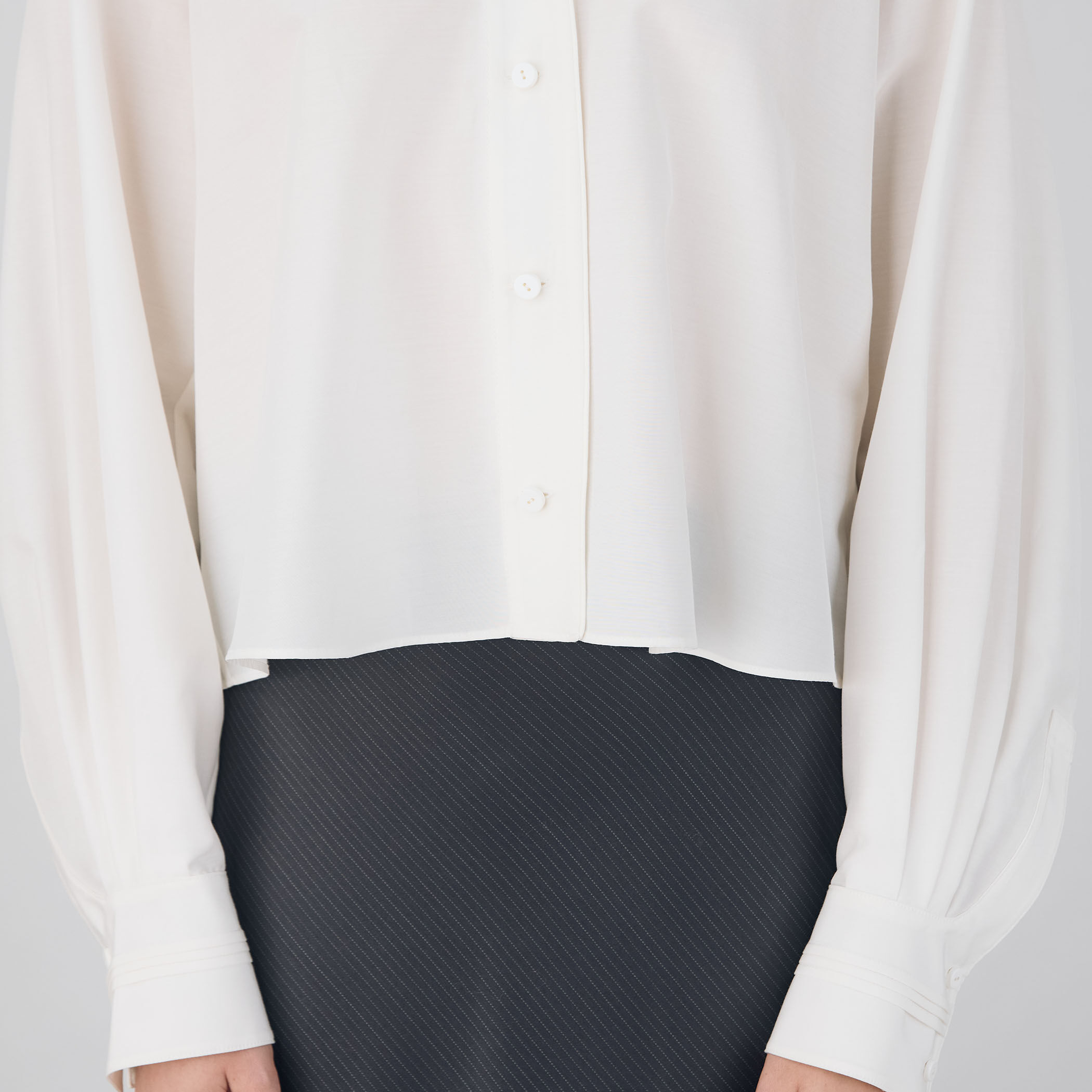 コットンシルクポプリン Vネックブラウス｜トゥモローランド 公式通販