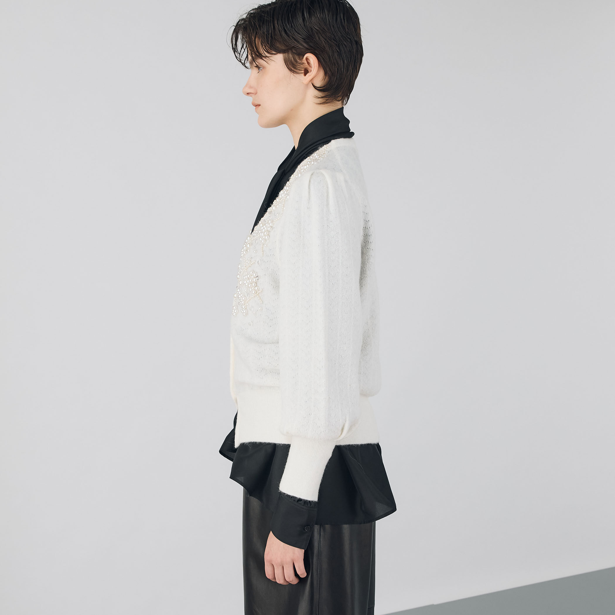 パールレースステッチ Vネックカーディガン｜トゥモローランド 公式通販