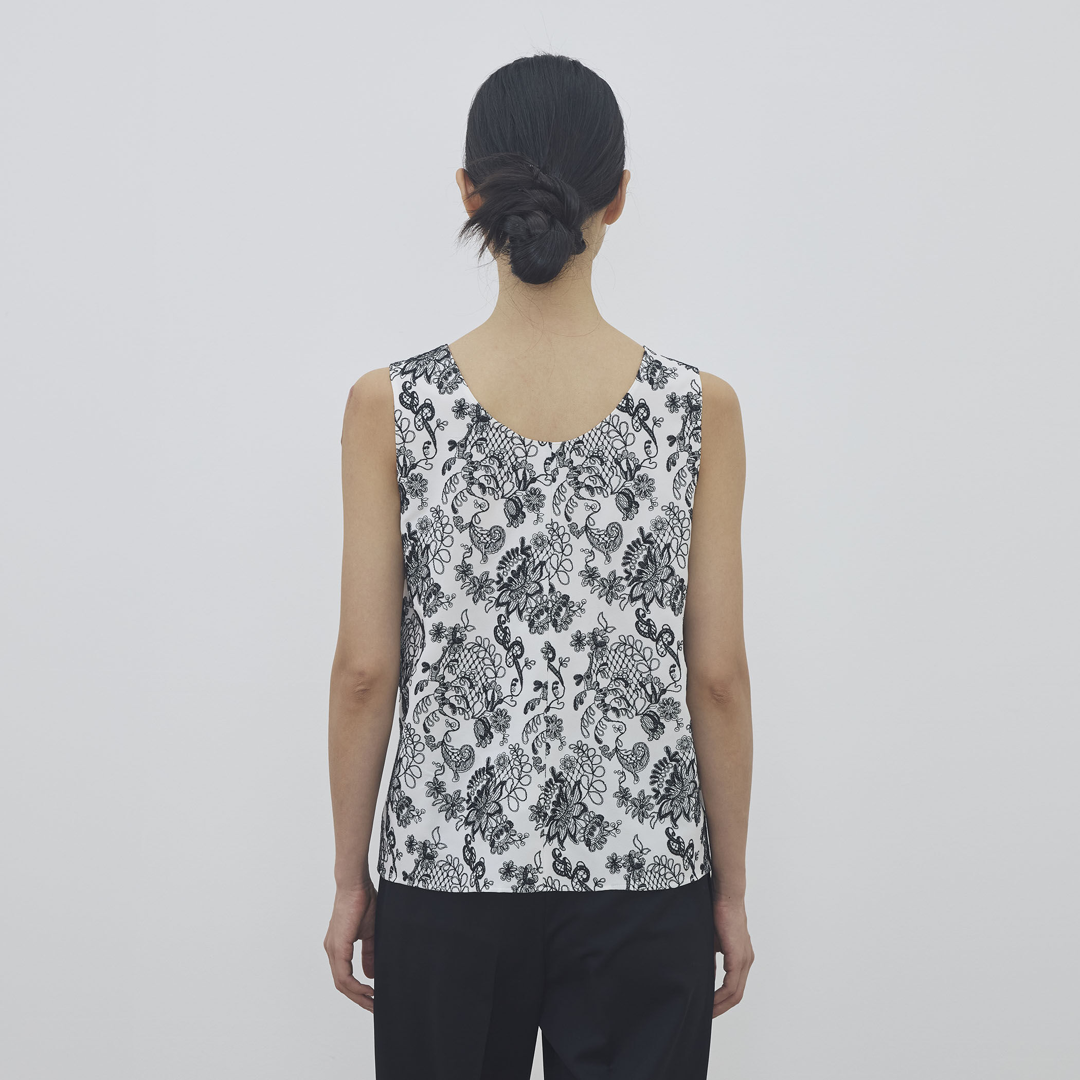 マリンレースエンブロイダリー ノースリーブトップス