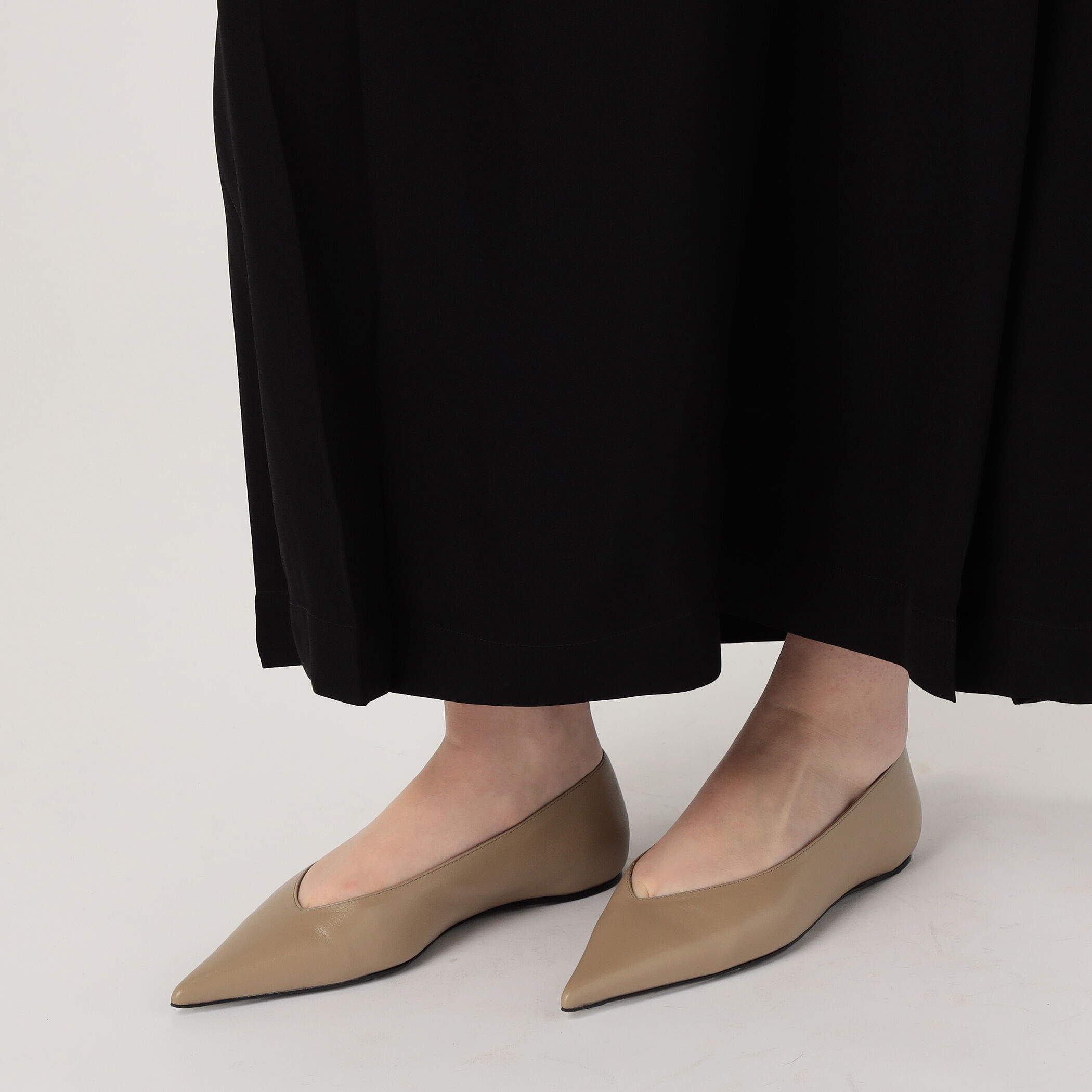 【関税込み】TOTEME バレエシューズ TOTEME ASYMMETRIC バレエシューズ|トゥモローランド 公式通販
