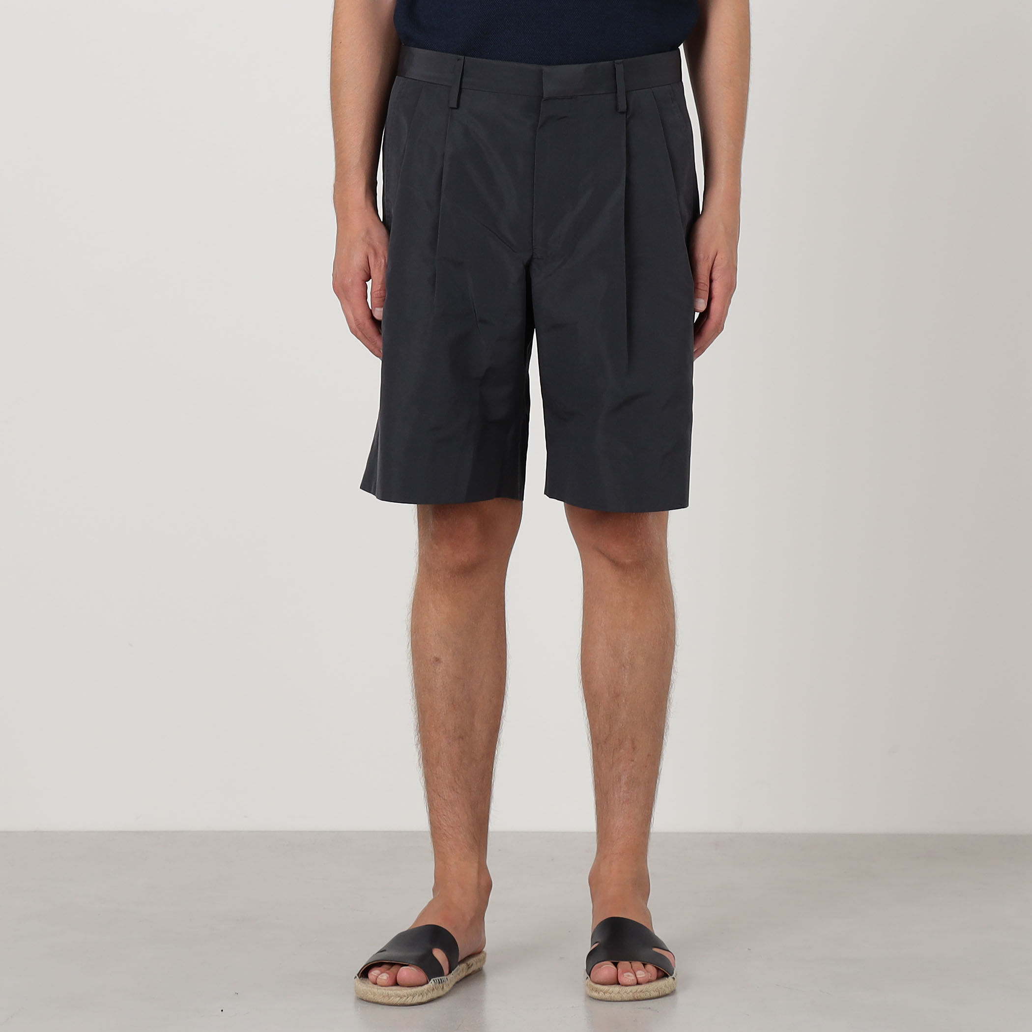 AD2022 23SS 2タックプリーツショーツ ハーフパンツ 黒 ウール CARUSO シルク 2プリーツショーツ｜トゥモローランド 公式サイト