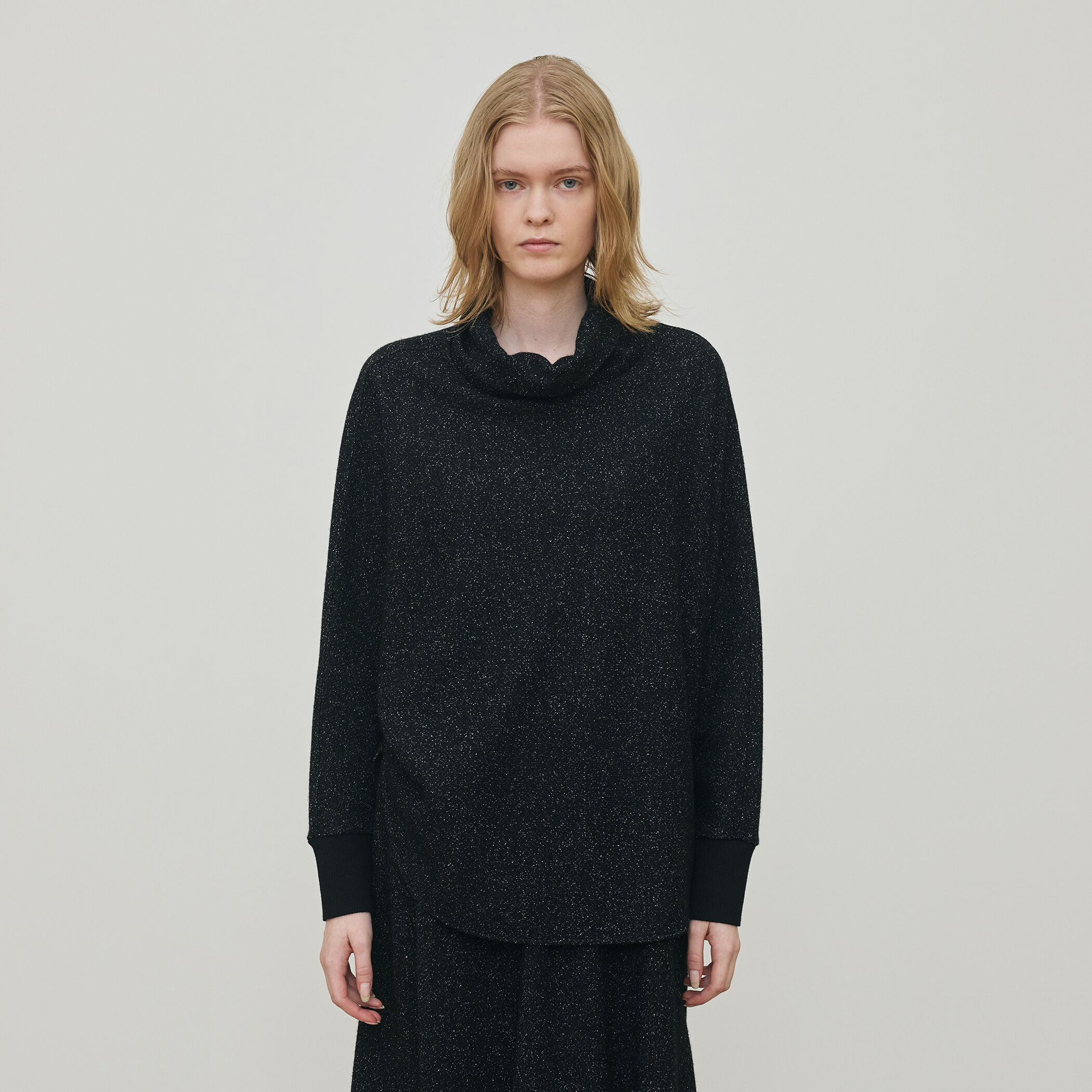 ノイジーインレーステッチ タートルネックプルオーバー