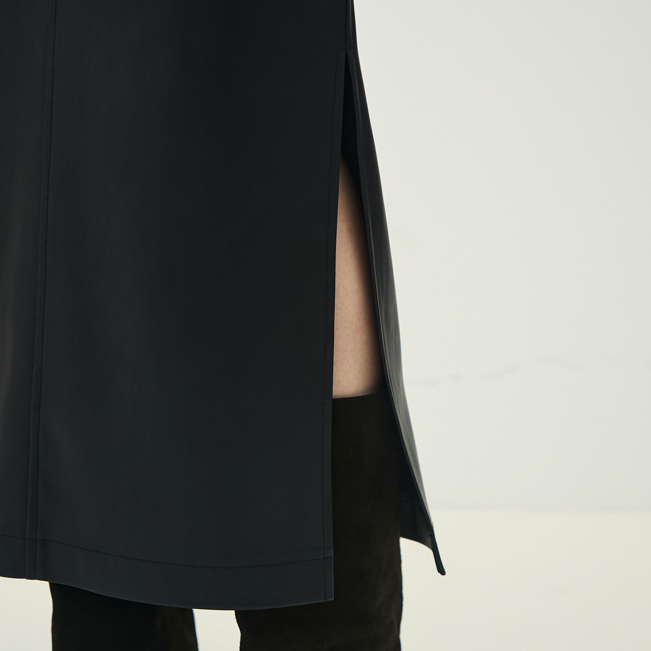 レザーライク Iラインスカート｜トゥモローランド 公式通販