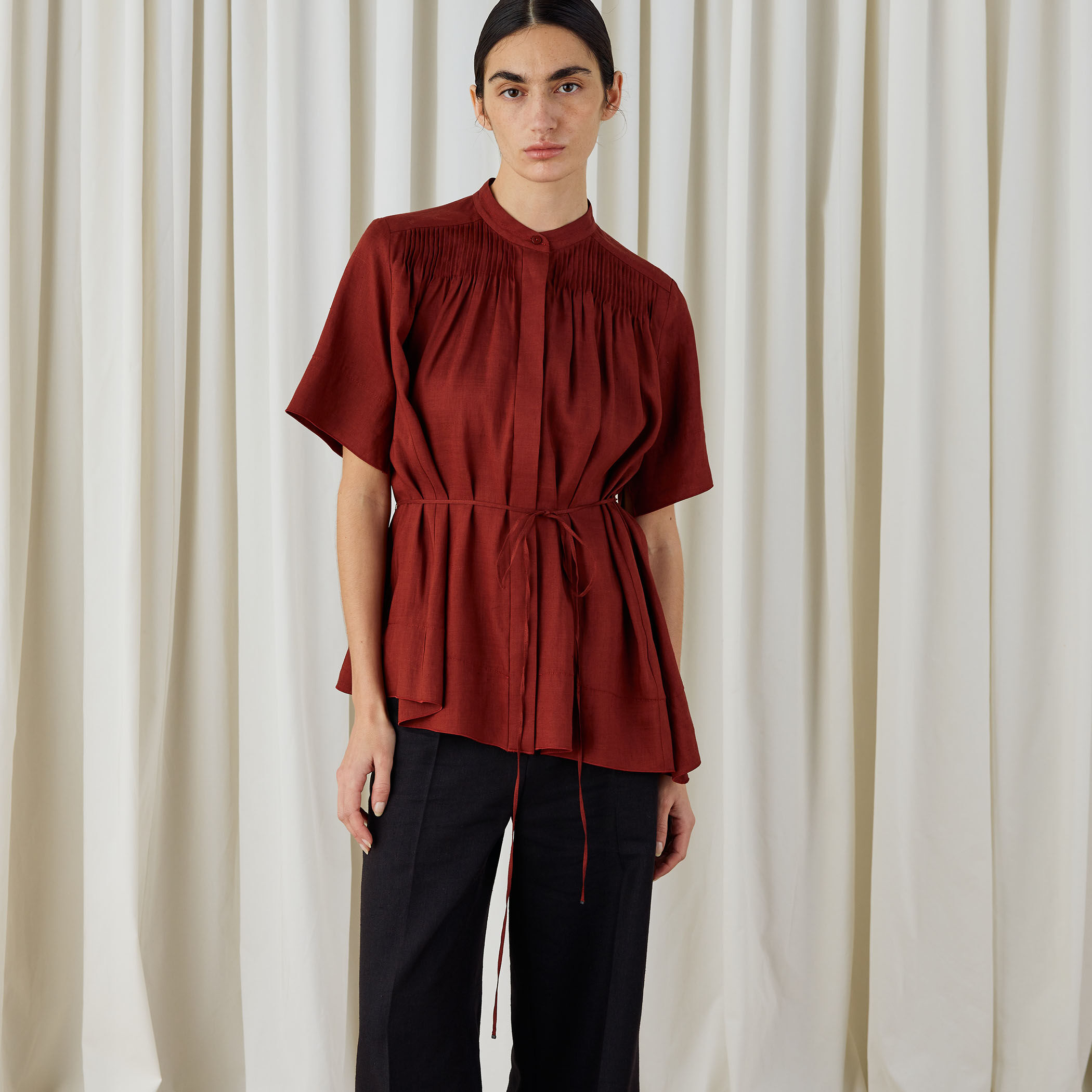 cen. キリカエヘムブラウス シルクリネンクロス アシンメトリーヘムブラウス｜トゥモローランド