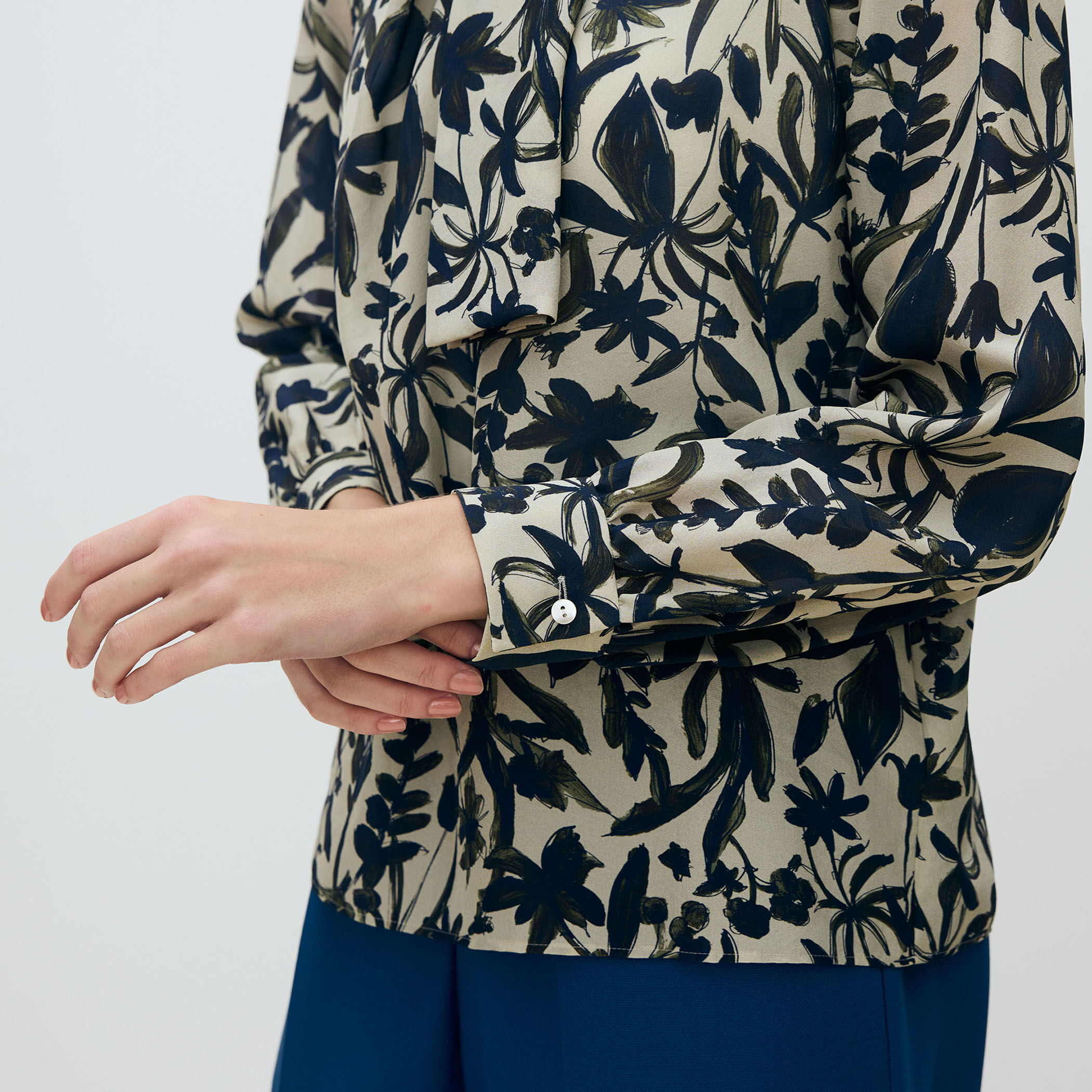 ホヤリーフプリント フロントタイブラウス｜トゥモローランド 公式通販