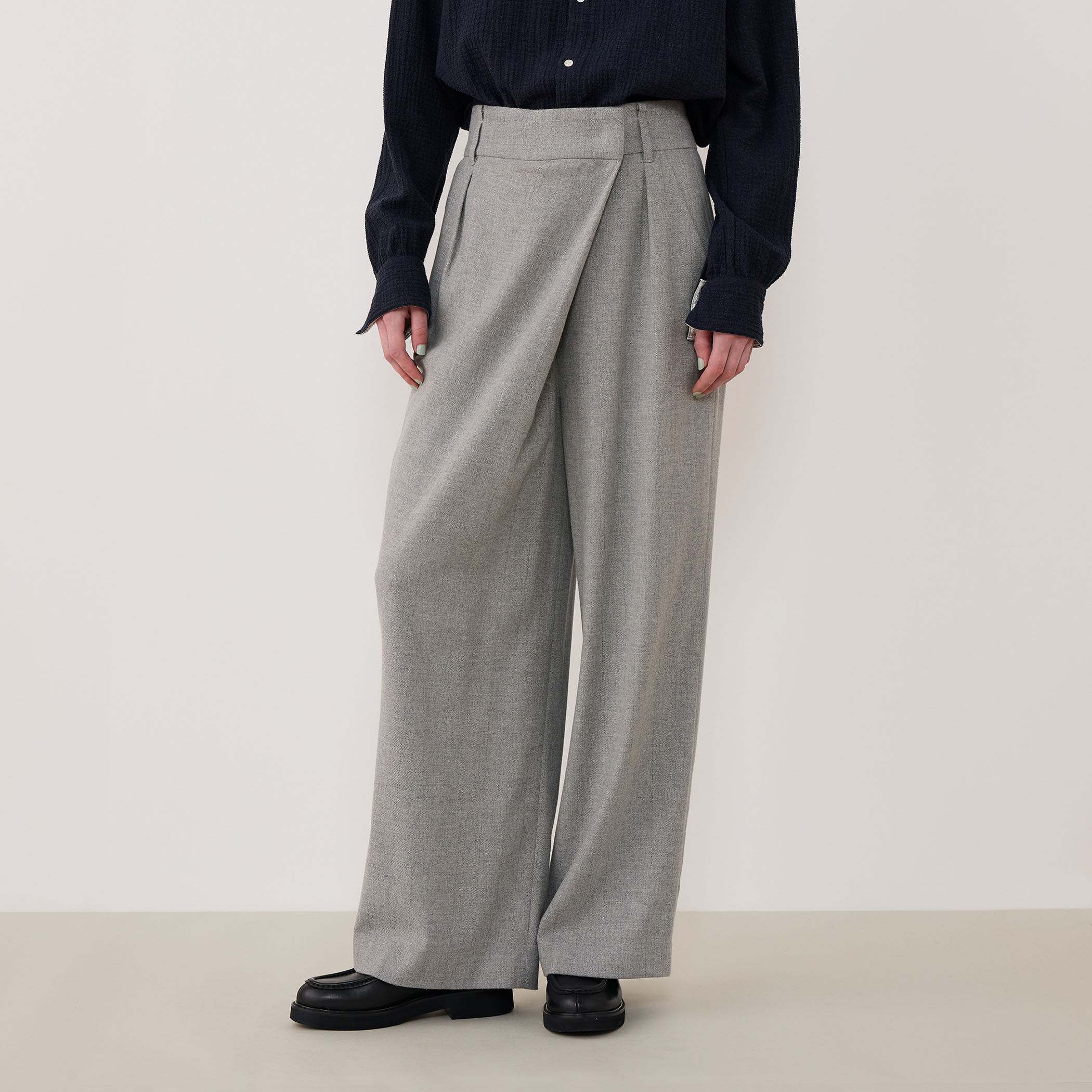 グリッターストライプ ワンサイドタックスラックス｜トゥモローランド