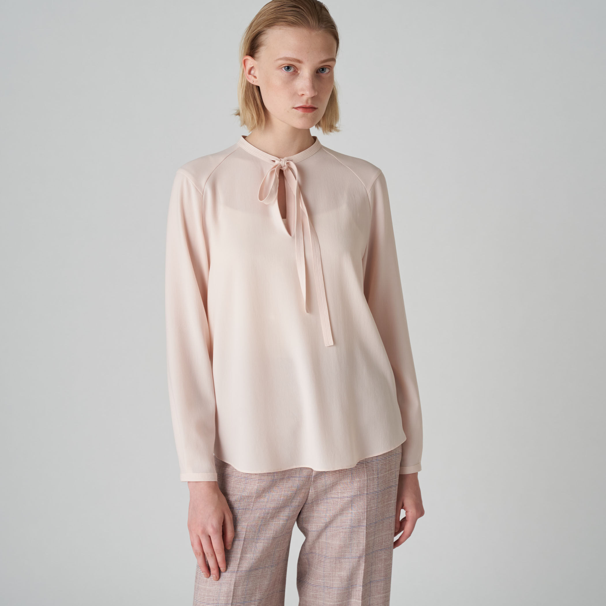 【新品タグ付】トゥモローランド ポリエステルアムンゼン ボウタイブラウス カーキ TOMORROWLAND collection ブラウス シャツ ポリエステルアムンゼン