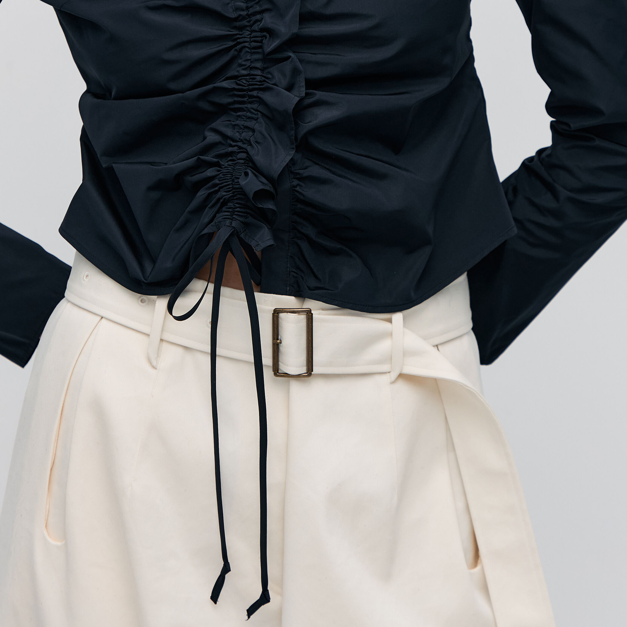 ポリエステルタフタ ギャザードブラウス｜トゥモローランド 公式通販