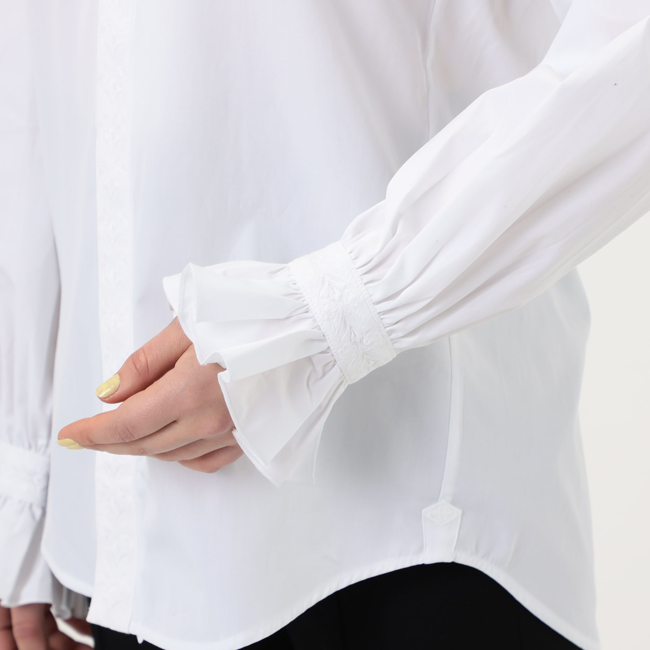 BOURRIENNE BOUDOIR コットン スタンドカラーシャツ｜トゥモローランド