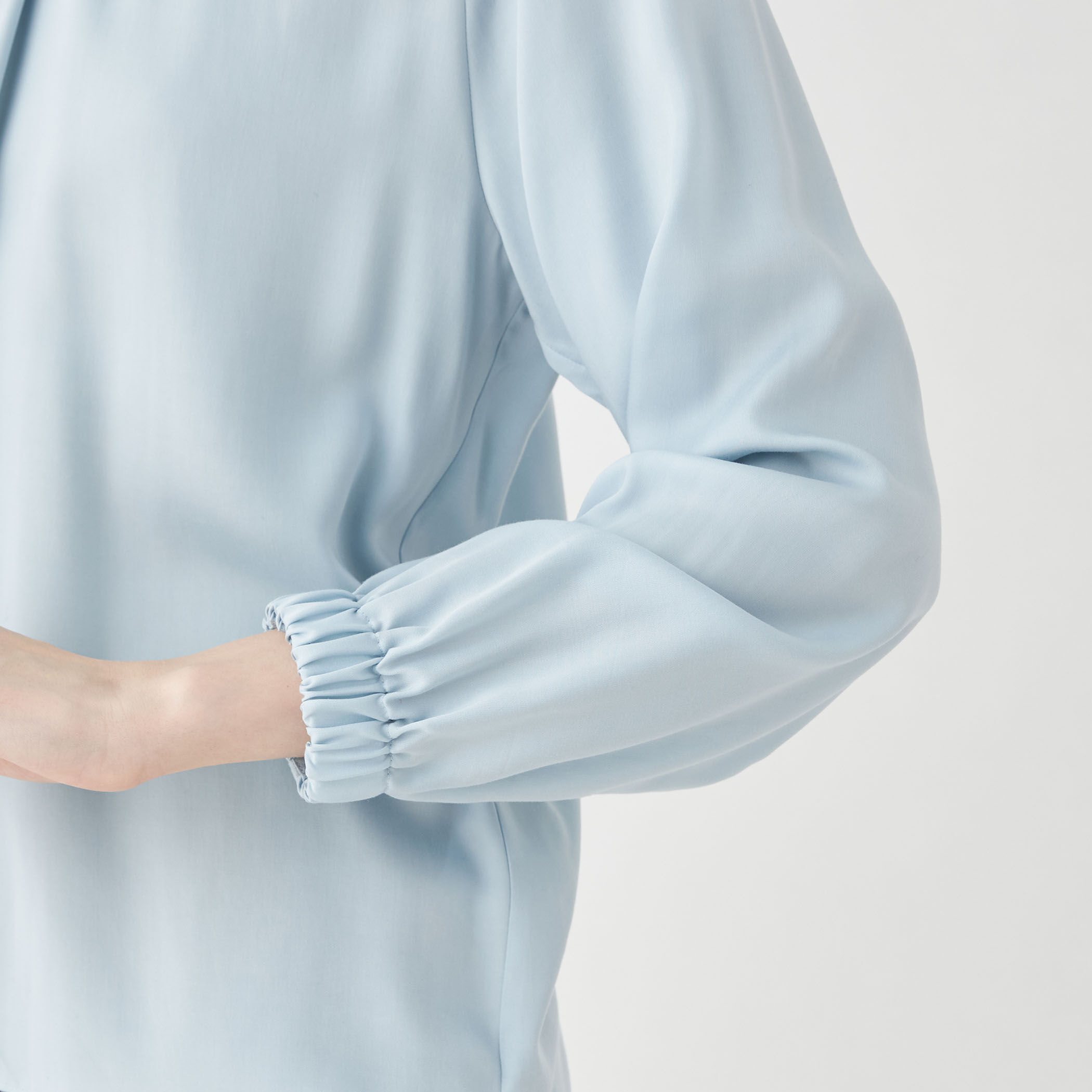 ウォッシャブルサテン スタンドギャザーカラーブラウス