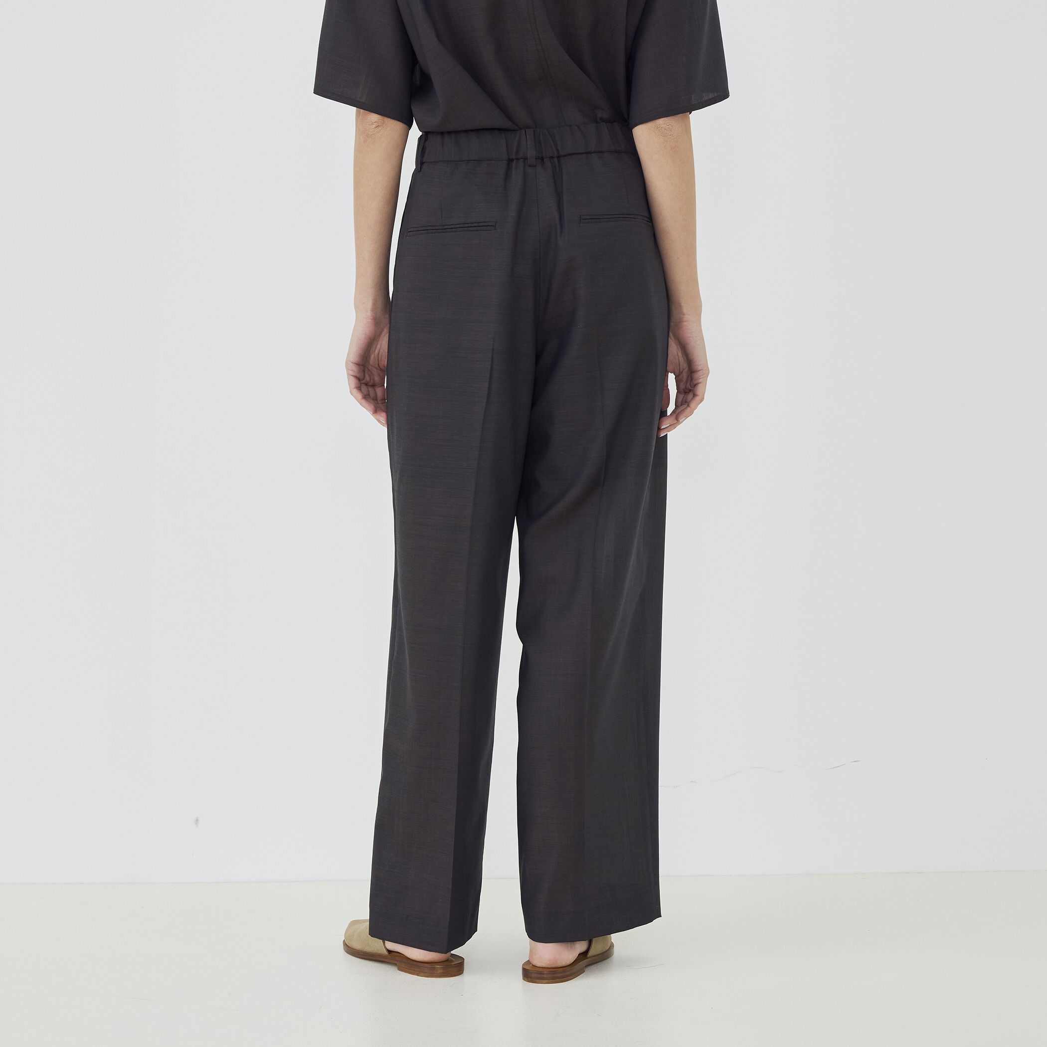 エアリークレープ ツータックパンツ｜トゥモローランド 公式サイト