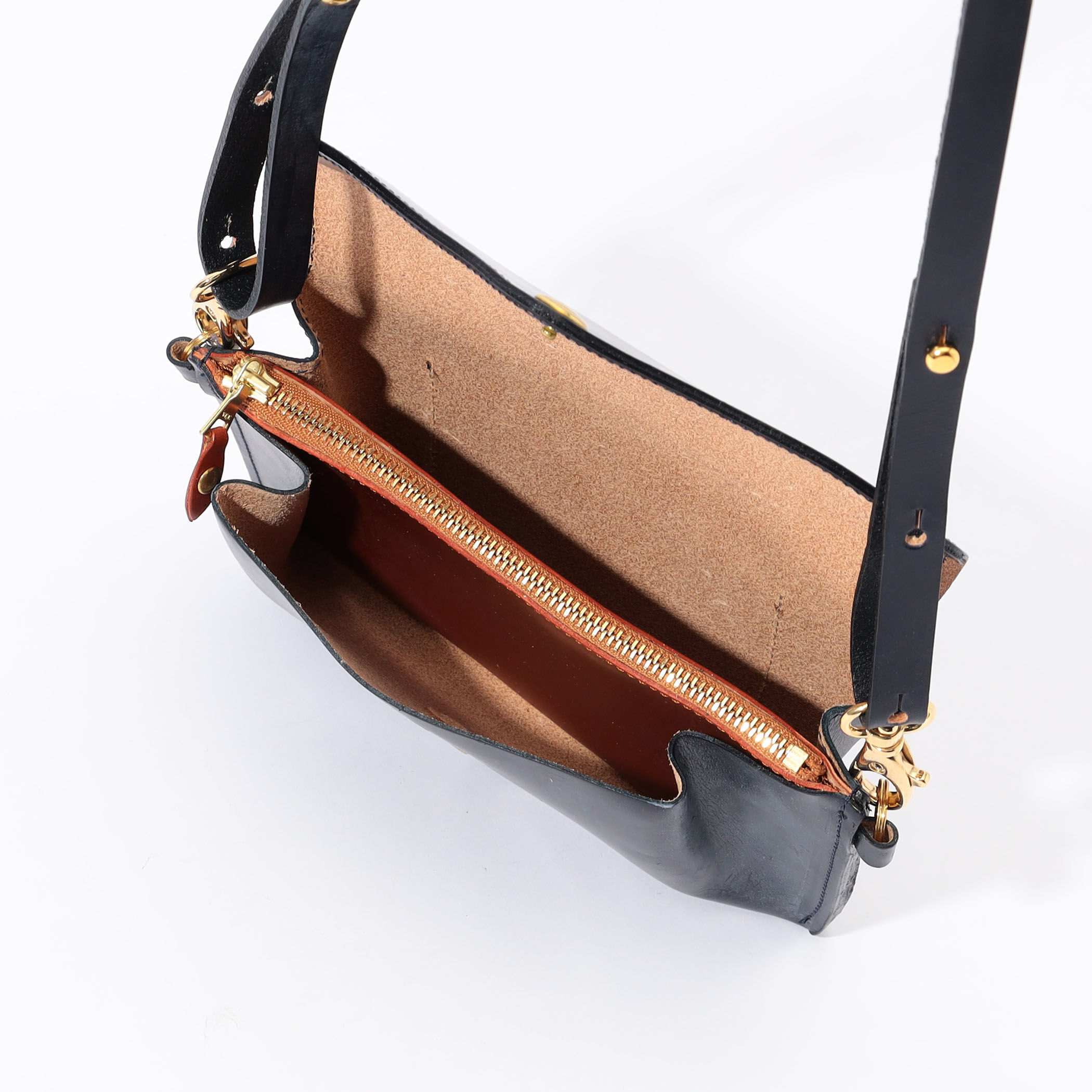 【meguro】新品未使用　トゥモローランド　パールボタン　ブラック 別注】GLENROYAL MEDIUM PURSE WITH STRAP ブライドルレザー