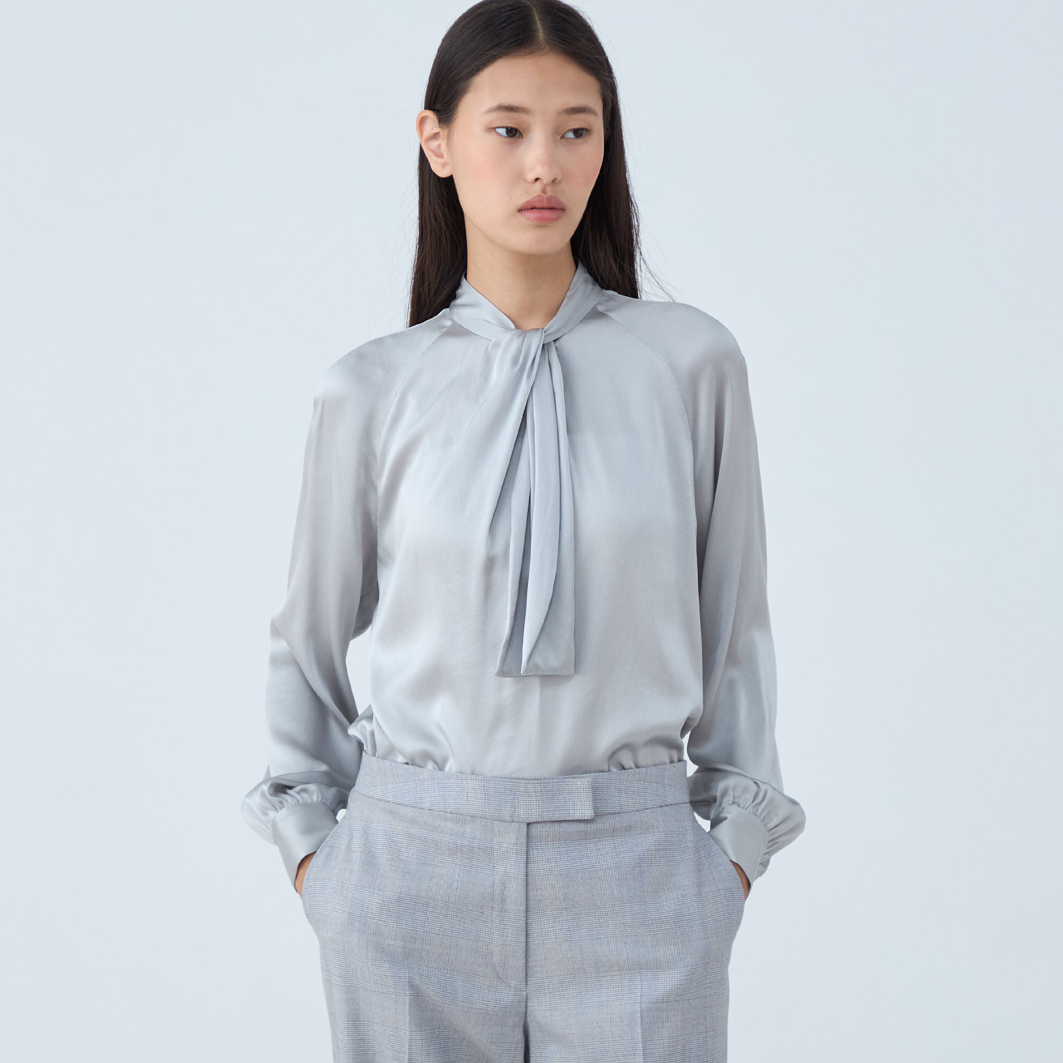 ウォッシャブルサテン フロントタイブラウス｜トゥモローランド 公式通販