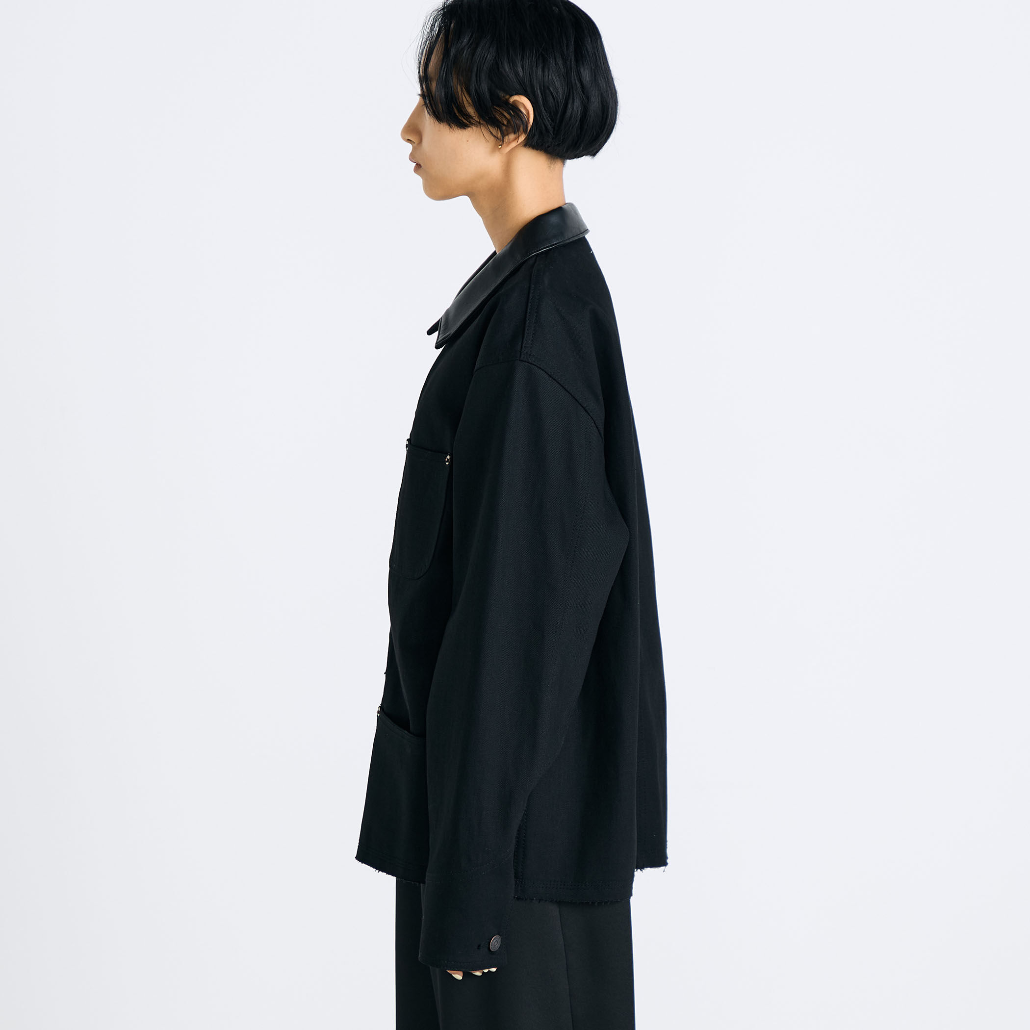 カットオフ ブラックデニム カバーオール｜トゥモローランド