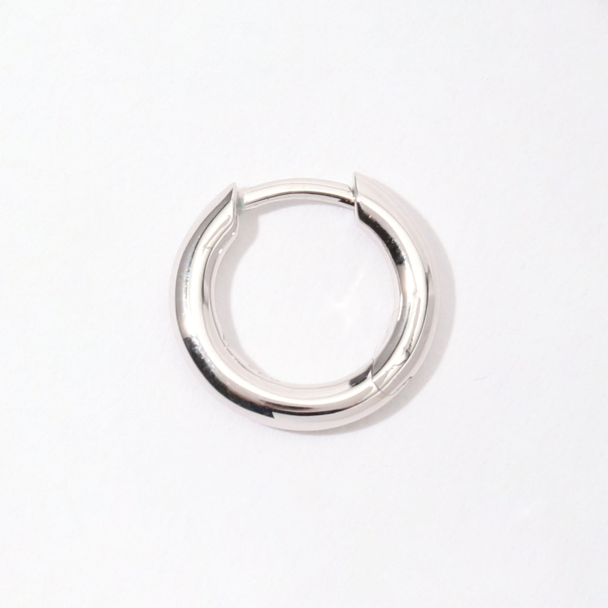 TOM WOOD Classic Hoop Small ピアス|トゥモローランド 公式通販 TOM WOOD Classic Hoop Small ピアス|トゥモローランド 公式通販