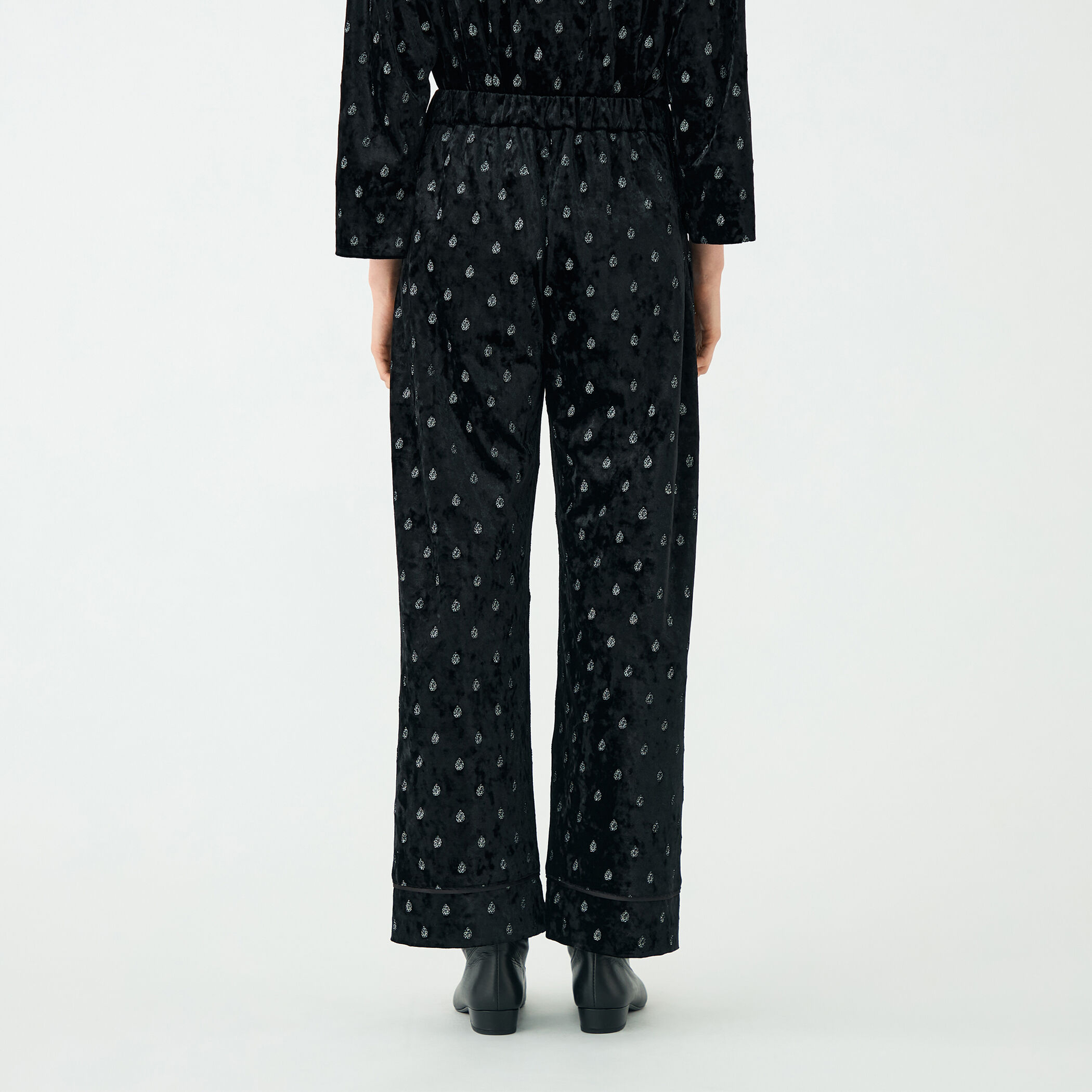 ベロアエンブロイダリー ナローストレートパンツ｜トゥモローランド