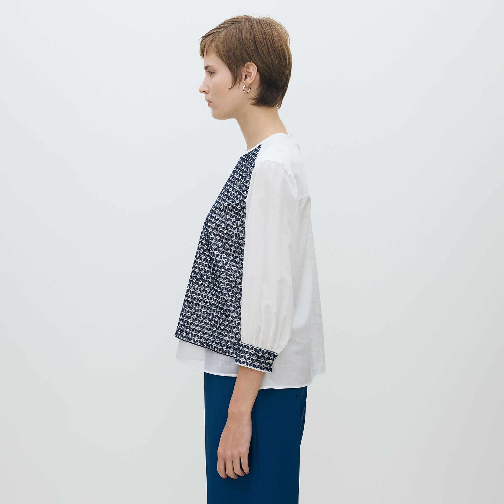 リーフエンブロイダリー コンビプルオーバーブラウス