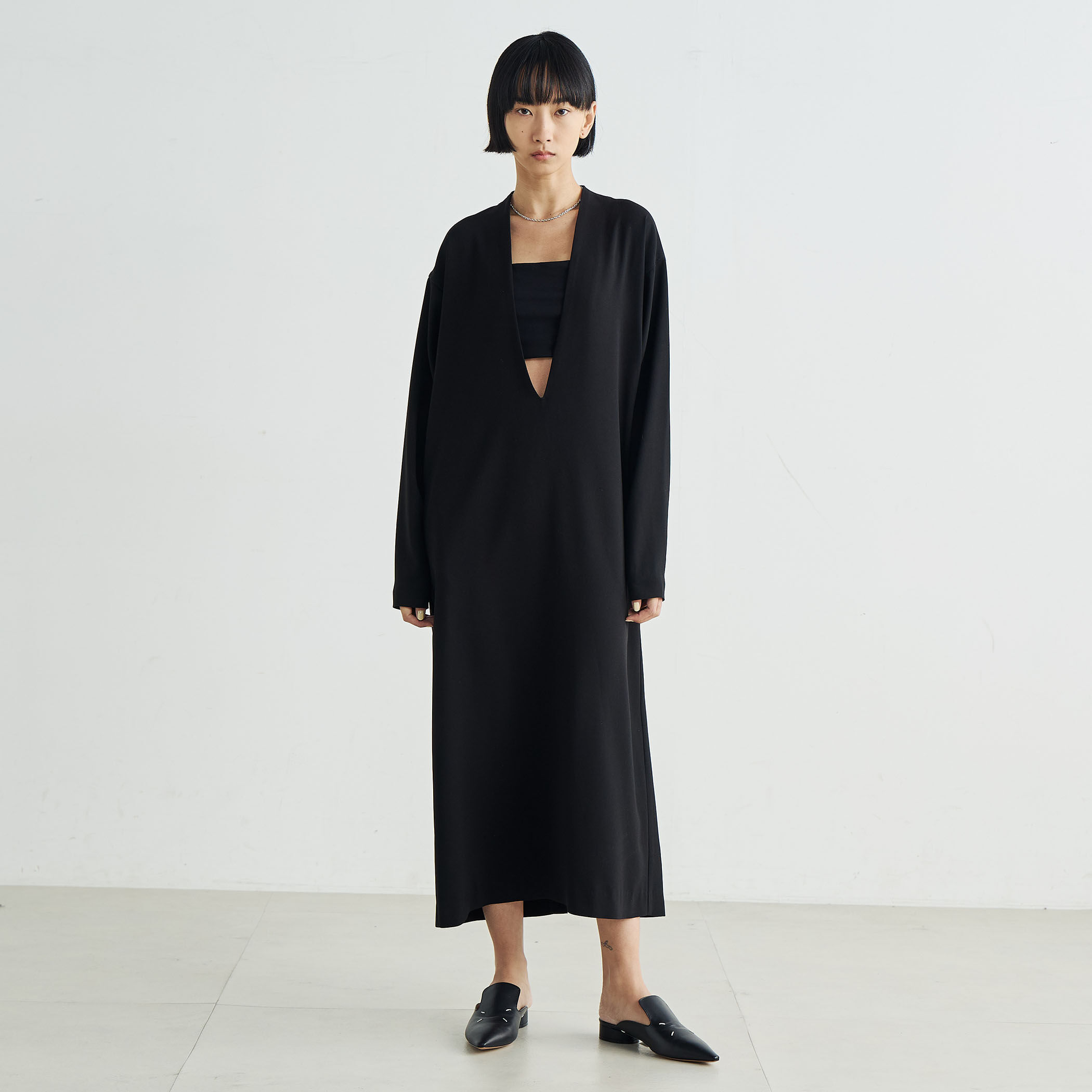 バックサテンジョーゼット Vネックロングワンピース