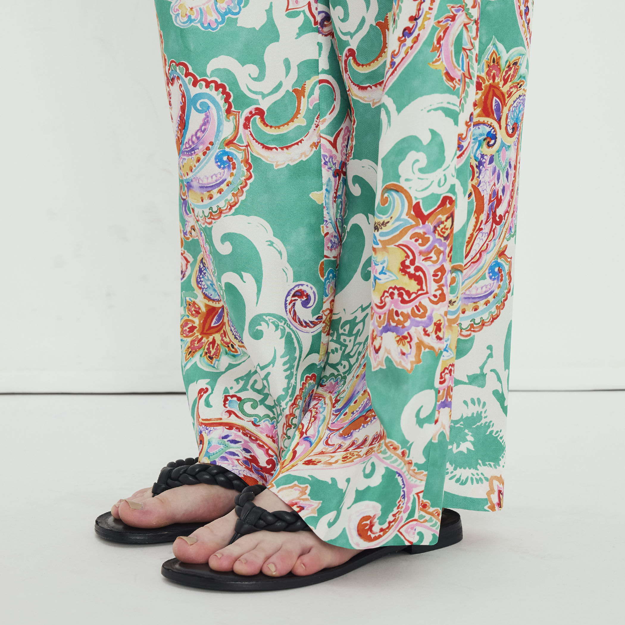 シルクツイル フラワーペイズリープリントパンツ｜トゥモローランド