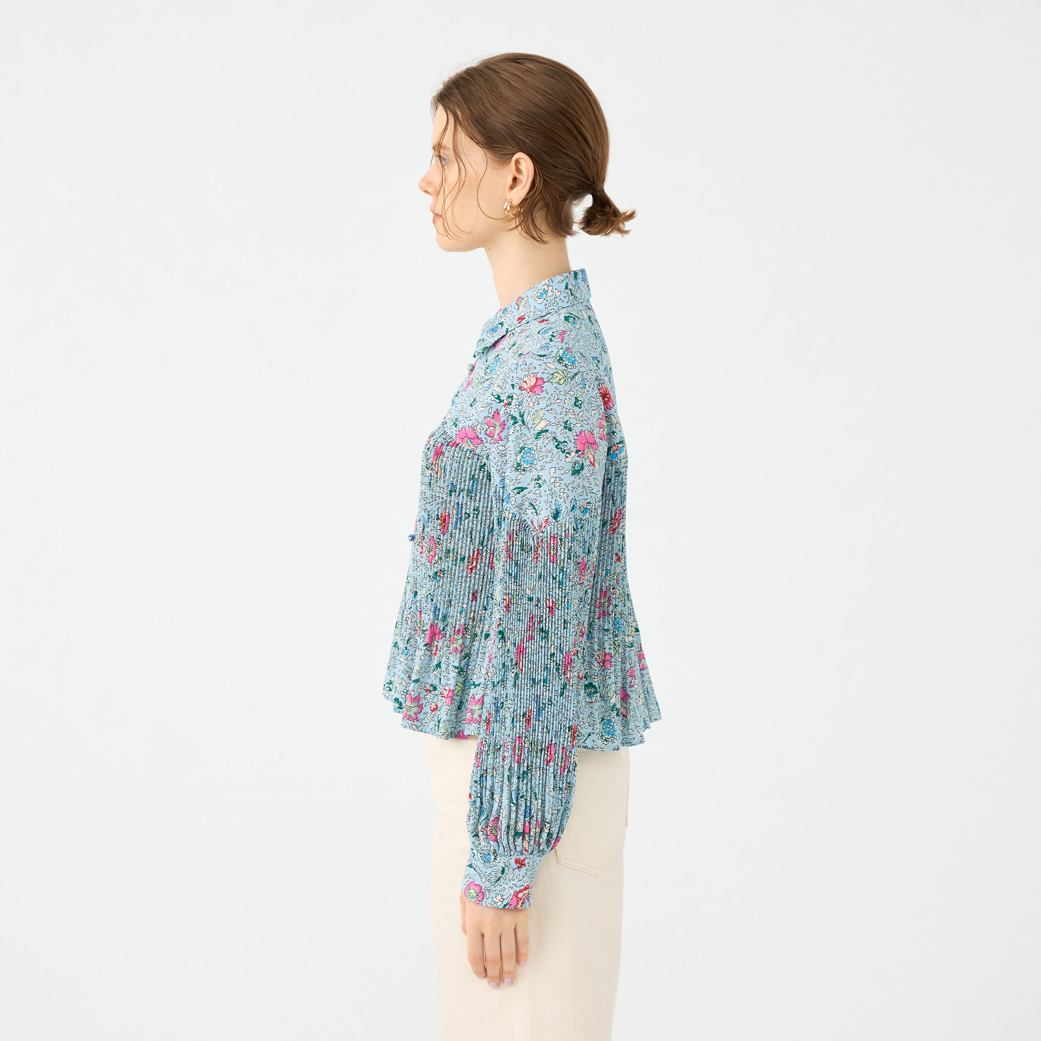 ポリエステルプリーツ レギュラーカラーブラウス｜トゥモローランド