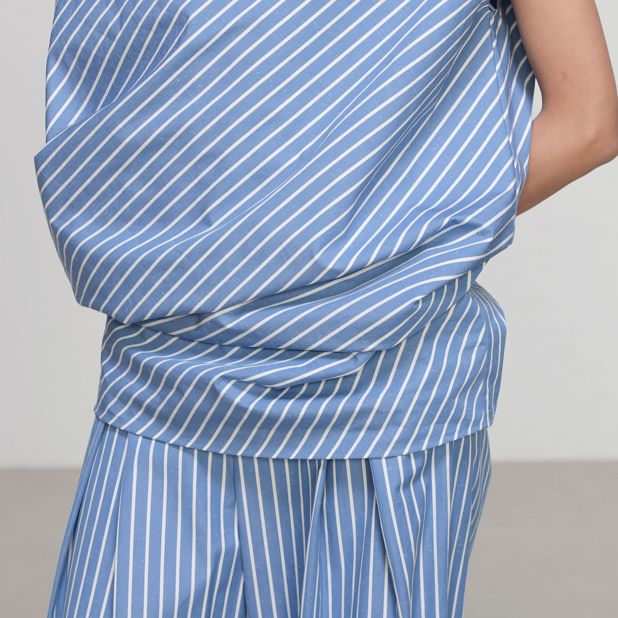 コットン ハイカウントストライプ アシンメトリックドレープブラウス